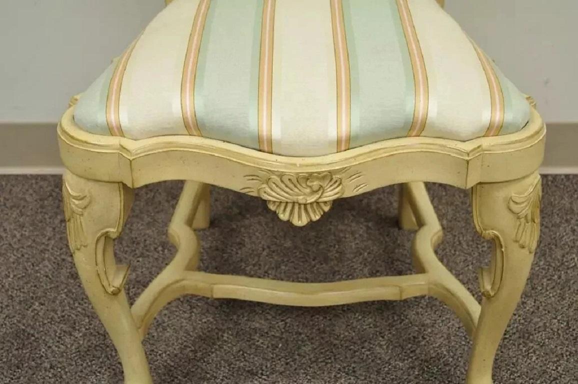 Vintage Swedish Rococo Italian Baroque Shell Carved Cream Painted Side Chair (Chaise d'appoint suédoise rococo italienne baroque à coquille peinte en crème) Bon état - En vente à Philadelphia, PA