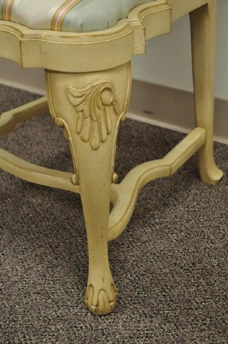 20ième siècle Vintage Swedish Rococo Italian Baroque Shell Carved Cream Painted Side Chair (Chaise d'appoint suédoise rococo italienne baroque à coquille peinte en crème) en vente