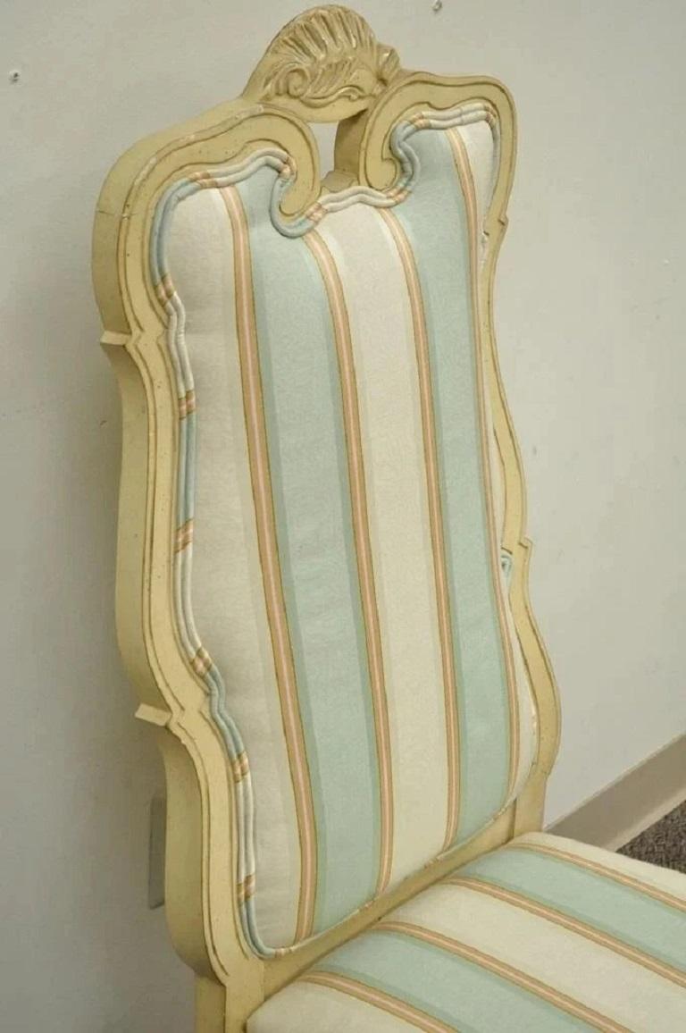 Tissu Vintage Swedish Rococo Italian Baroque Shell Carved Cream Painted Side Chair (Chaise d'appoint suédoise rococo italienne baroque à coquille peinte en crème) en vente