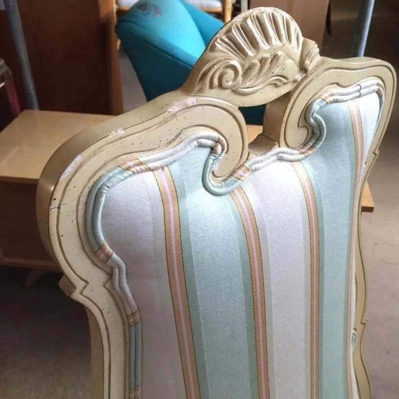 Vintage Swedish Rococo Italian Baroque Shell Carved Cream Painted Side Chair (Chaise d'appoint suédoise rococo italienne baroque à coquille peinte en crème) en vente 1