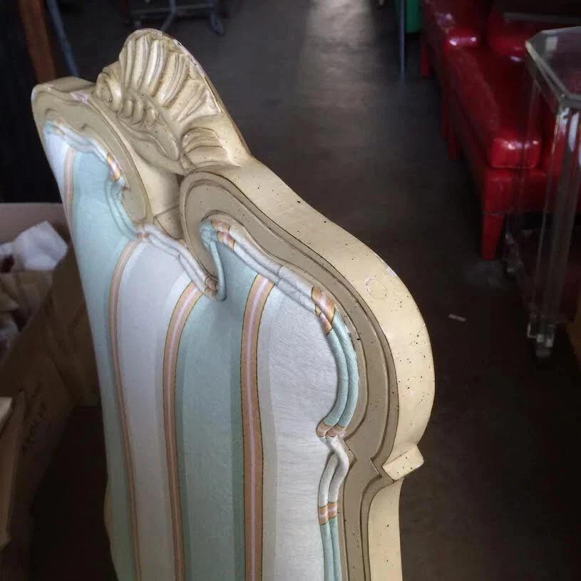 Vintage Swedish Rococo Italian Baroque Shell Carved Cream Painted Side Chair (Chaise d'appoint suédoise rococo italienne baroque à coquille peinte en crème) en vente 3
