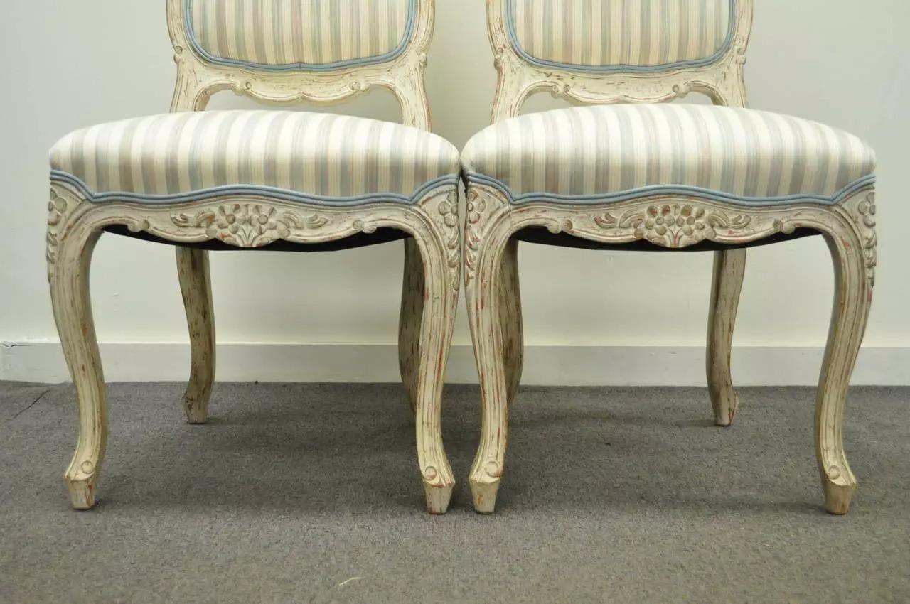 Vintage Swedish Rococo Style Cream Distress Painted Side Chairs - Set of 4 In condizioni buone in vendita a Philadelphia, PA