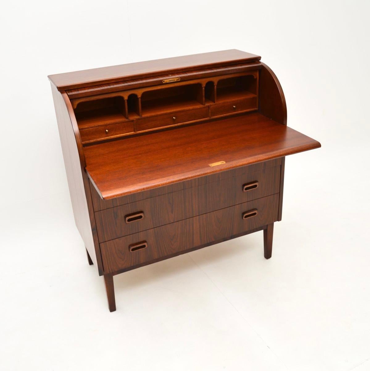 Ein wunderschönes schwedisches Rolltop-Büro aus den 1960er Jahren.

Dies ist von hervorragender Qualität, es ist sehr selten, diese zu finden. Die Platte hat ein schönes Roll-Top-Design, das sich öffnen lässt, um eine großzügige Arbeitsfläche mit