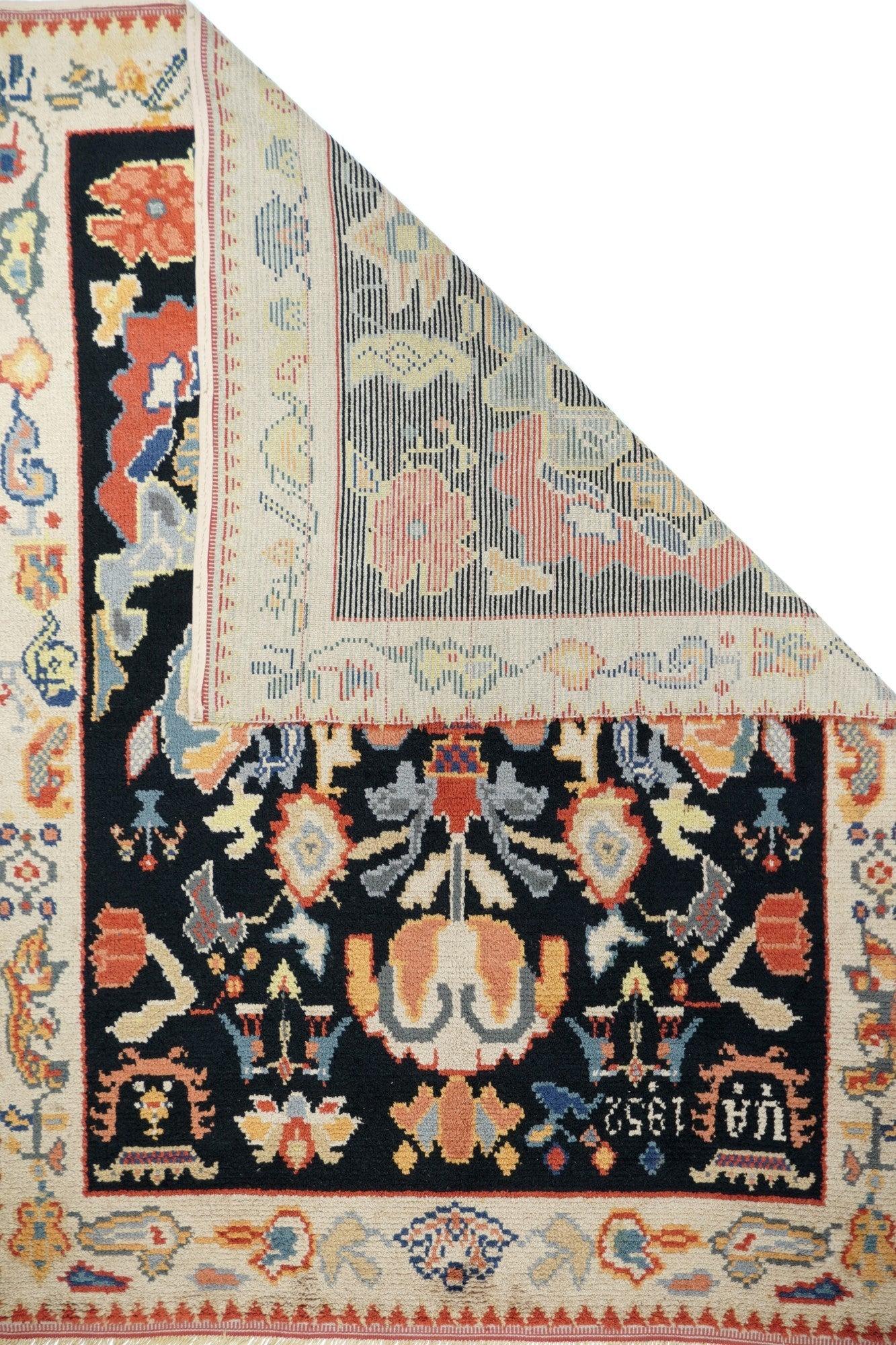 Tapis suédois vintage 5'4'' x 7'6''. Ce charmant tapis présente une pléthore de fleurs colorées autour d'un vase central sur un fond noir. De minuscules vases et de petits oiseaux entourent les fleurs accentuées de rouge, de jaune pâle, de vert, de