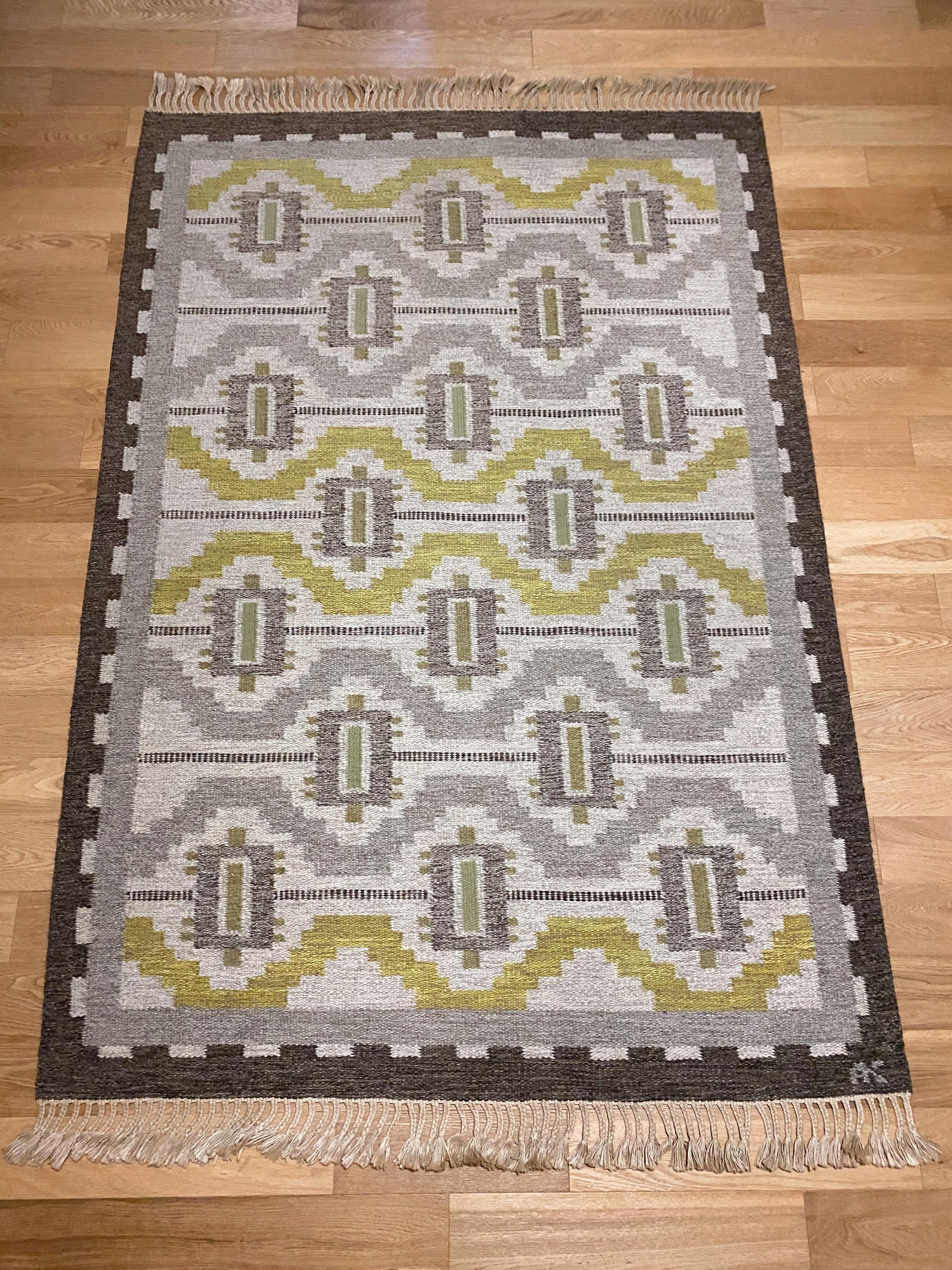 Superbe tapis suédois vintage par Aina Kånge. Un design géométrique dans l'esprit du renouveau grec comme beaucoup de tapis d'Aina Kånges. Couleurs gris, jaune, vert et anthracite. Aucun signe d'usure et en très bon état avec toutes les franges