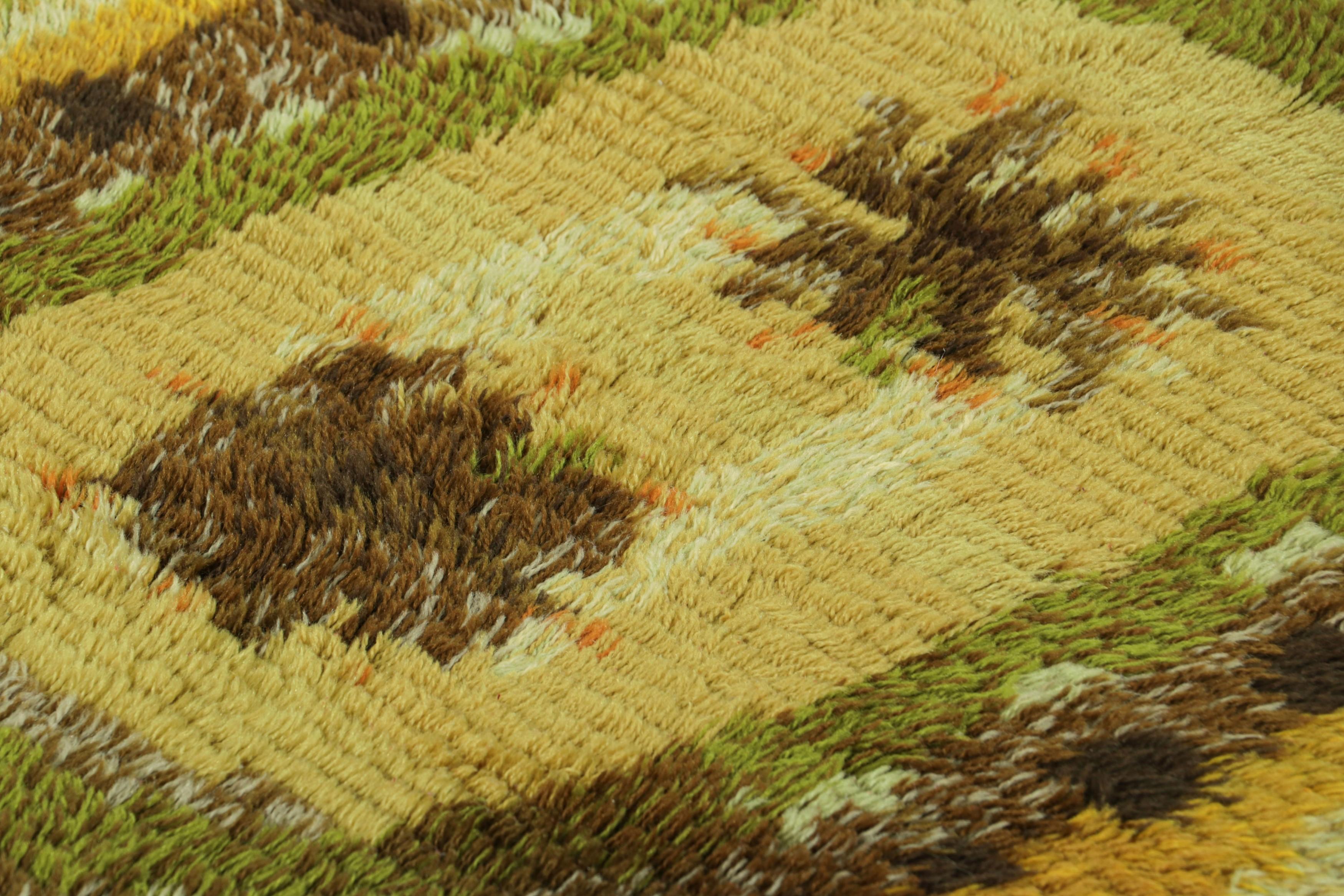 Anudada a mano en exuberante lana de pelo largo en Suecia hacia 1960-1970, esta alfombra sueca vintage Rya de 3x5 es una nueva y atrevida incorporación a la selección de Rug & Kilim de alfombras raras y coleccionables de mediados de siglo de esta