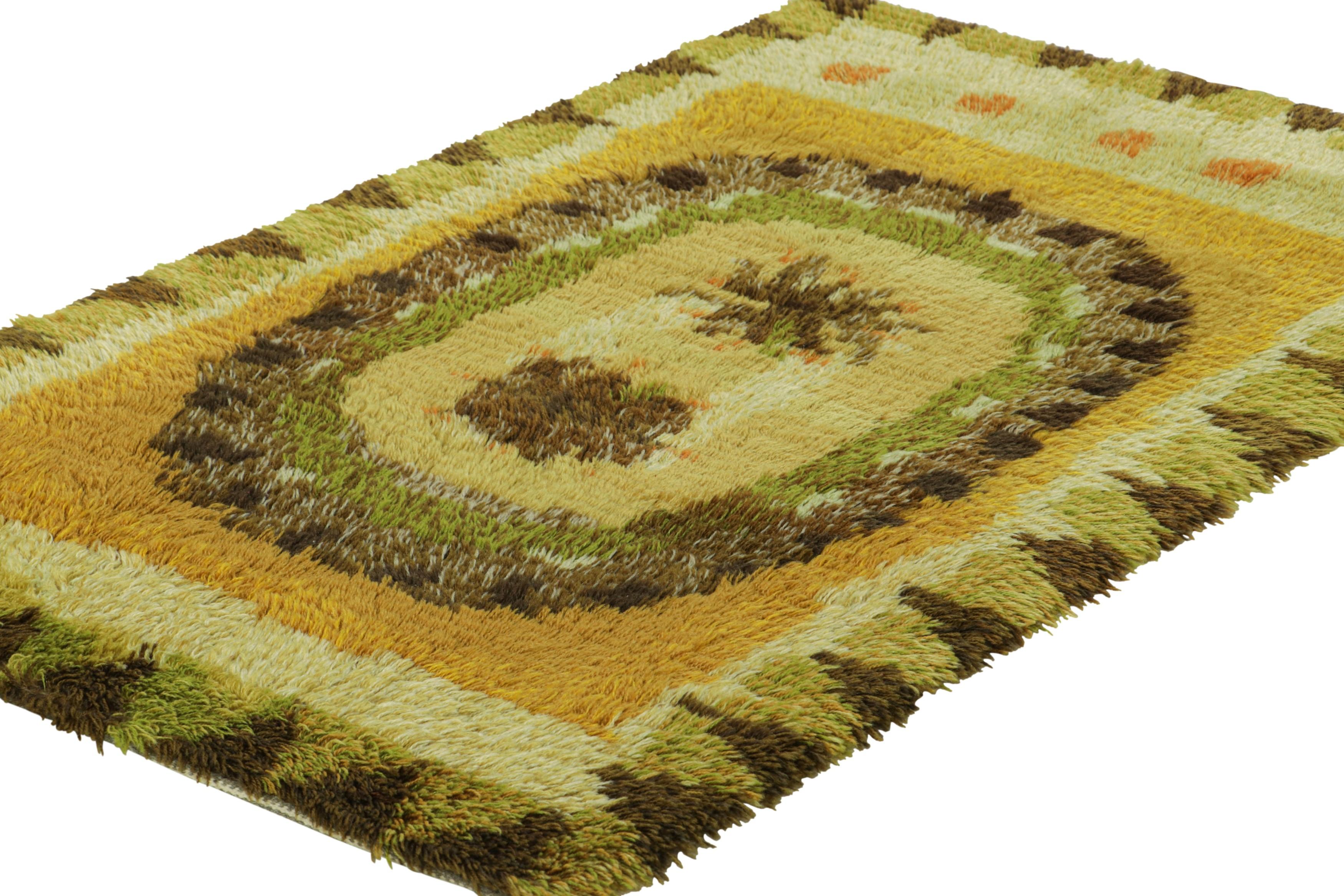 Alfombra Sueca Vintage Verde-Marrón con Dibujo Geométrico  Rug & Kilim Anudado a mano en venta