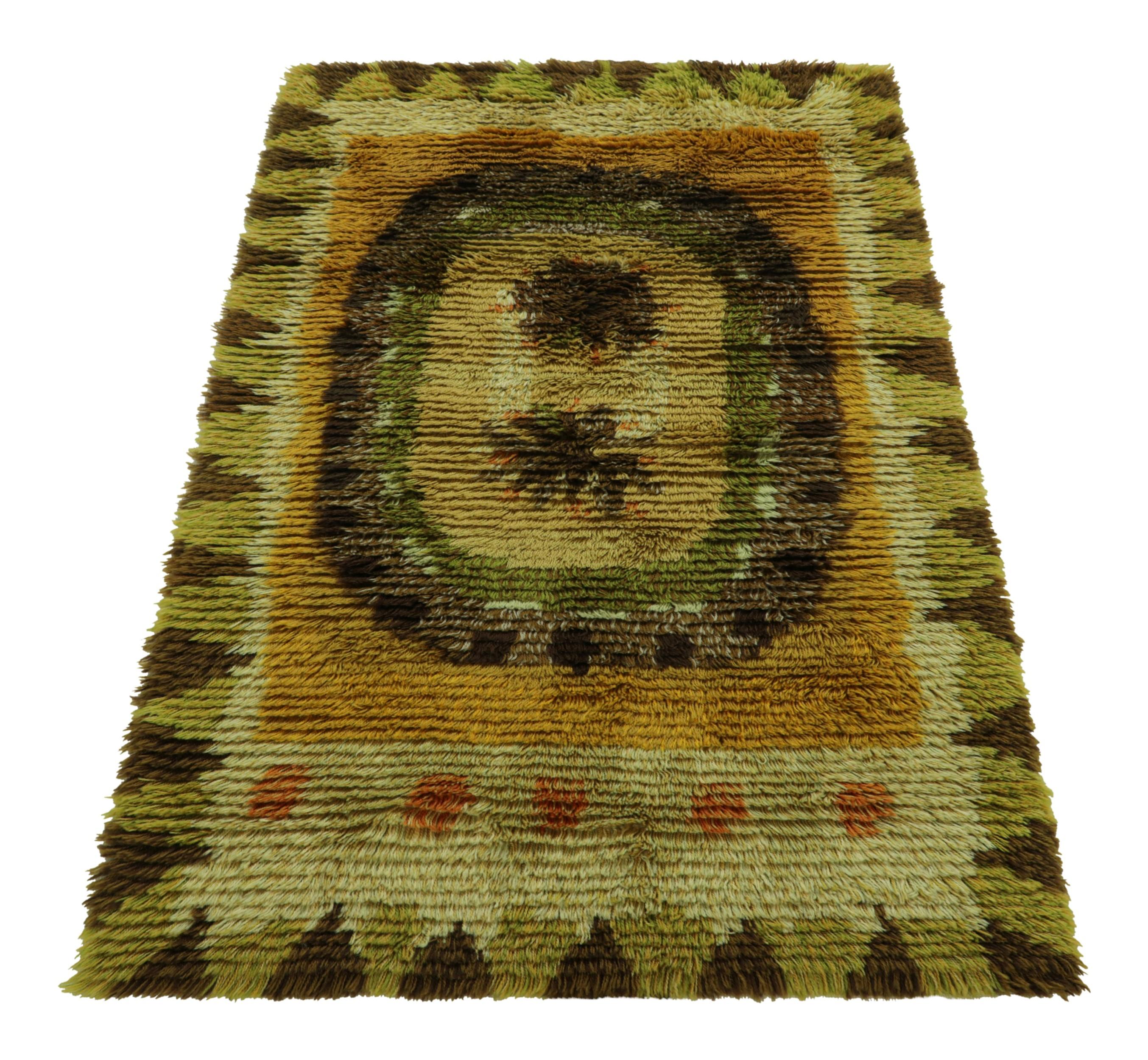 Alfombra Sueca Vintage Verde-Marrón con Dibujo Geométrico  Rug & Kilim en Bueno estado para la venta en Long Island City, NY
