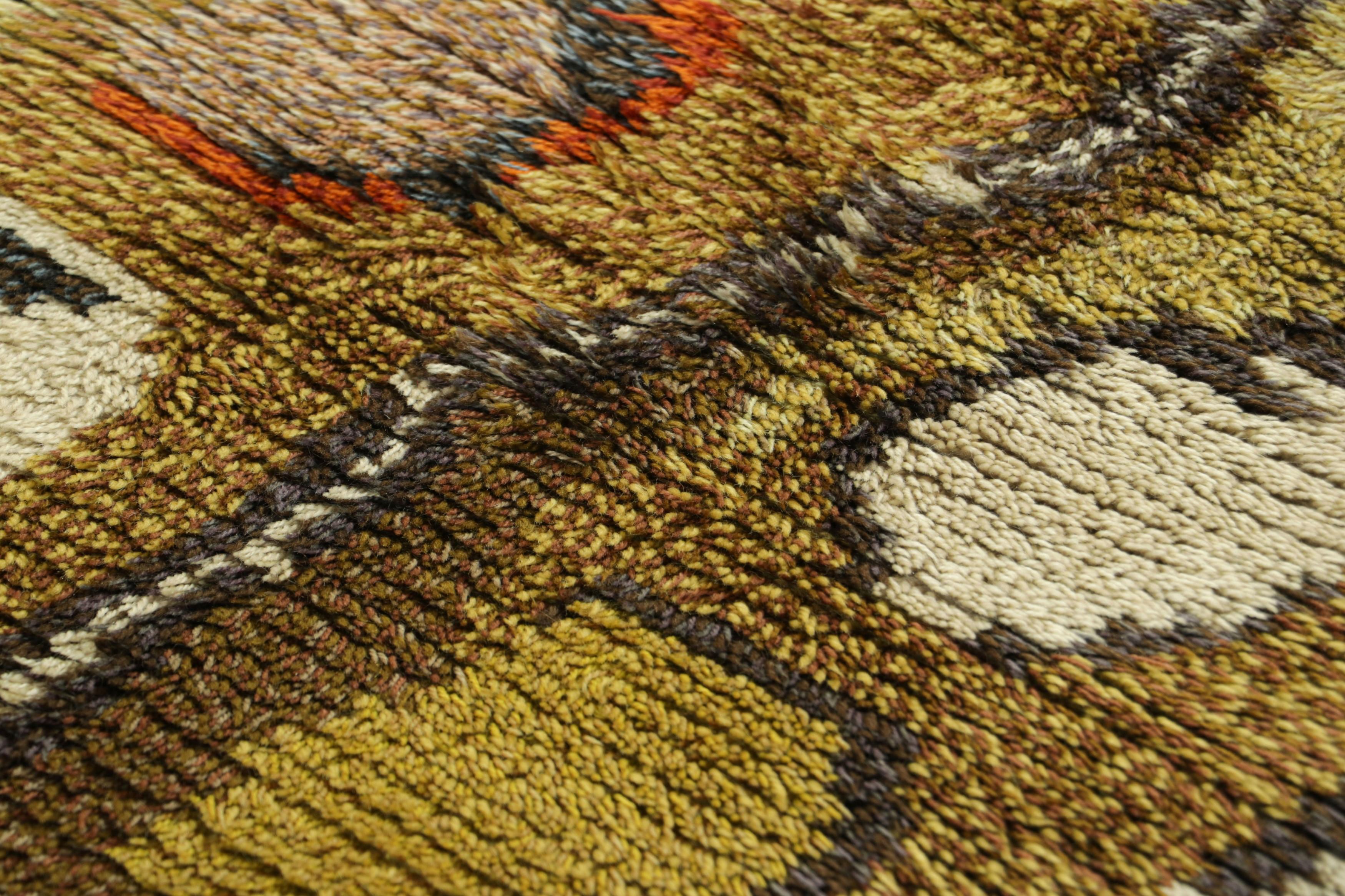 Anudada a mano en exuberante lana de pelo largo en Suecia hacia 1960-1970, esta alfombra sueca vintage Rya de 3x5 es una nueva y atrevida incorporación a la selección de Rug & Kilim de alfombras raras y coleccionables de mediados de siglo de esta