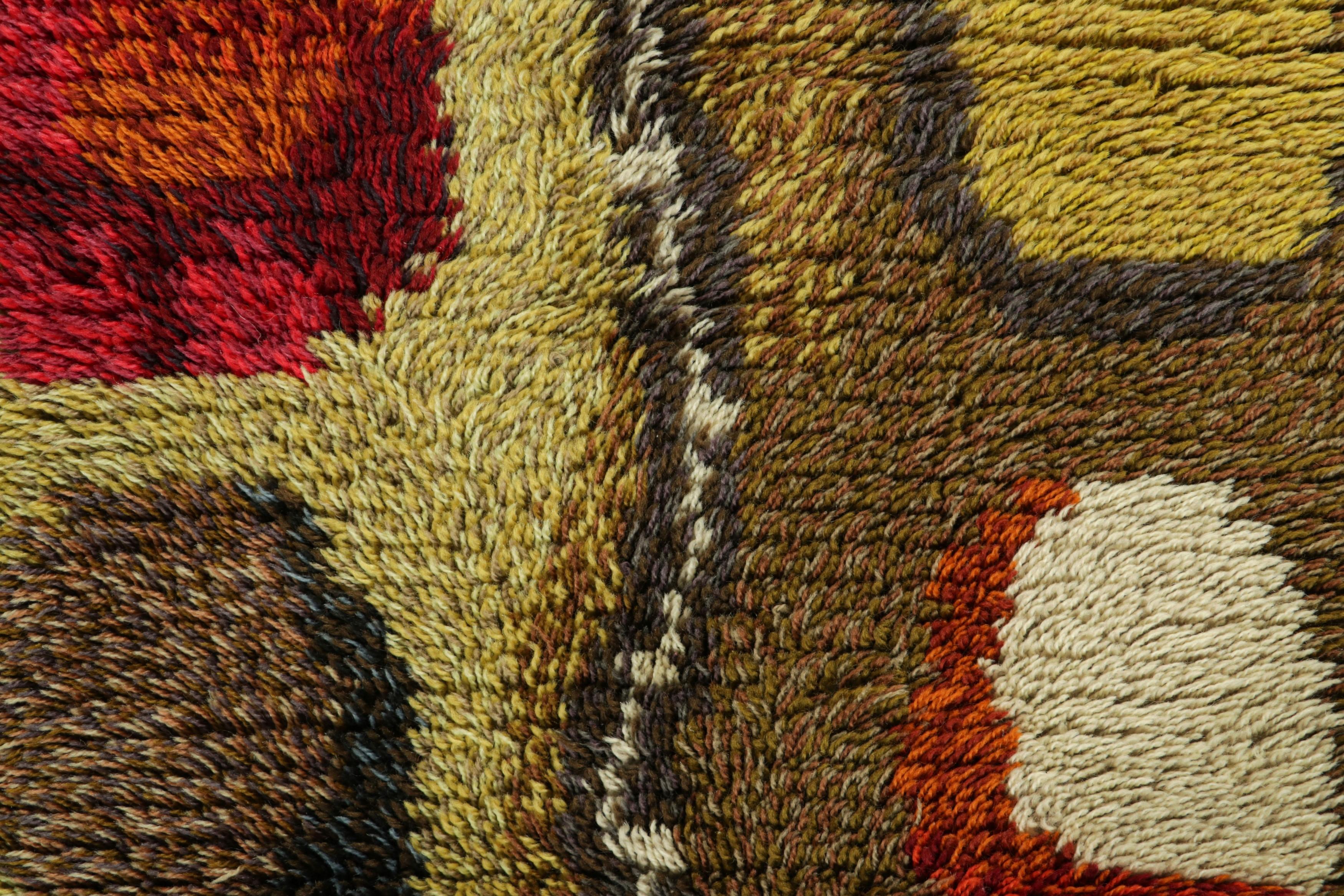 Alfombra Sueca Vintage Roja y Verde con Dibujo Geométrico  Rug & Kilim Sueco en venta