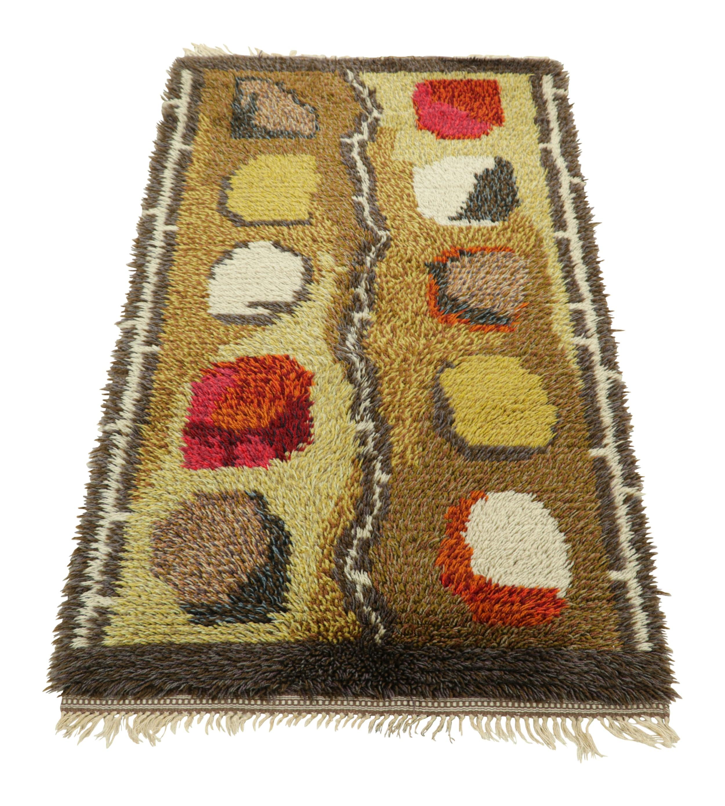 Alfombra Sueca Vintage Roja y Verde con Dibujo Geométrico  Rug & Kilim en Bueno estado para la venta en Long Island City, NY