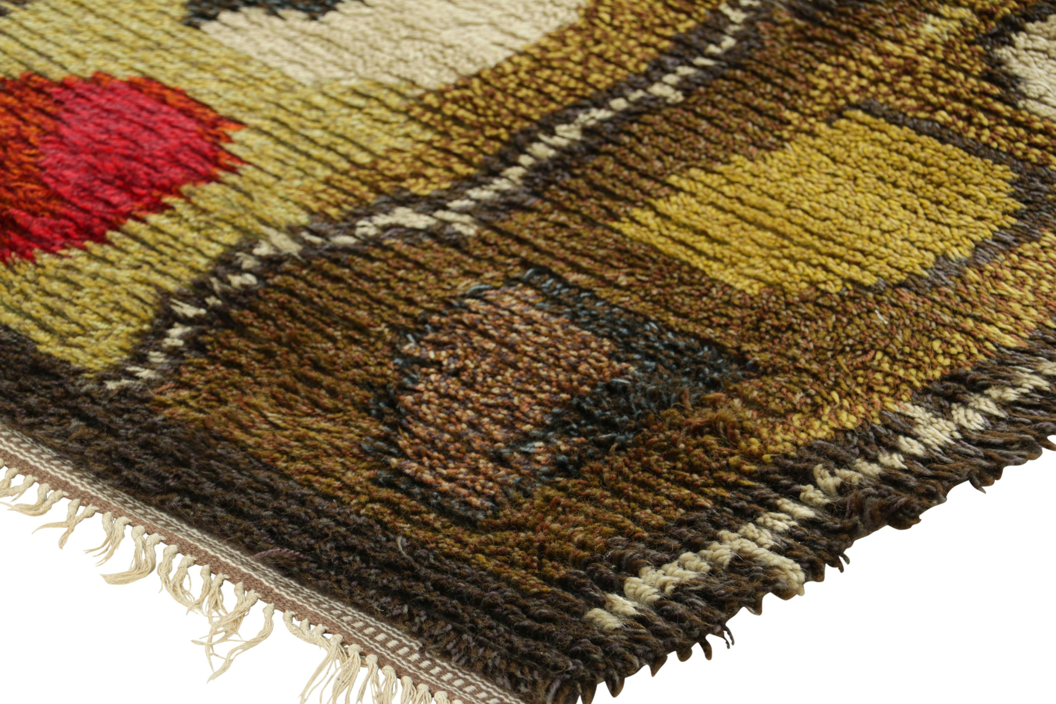 Alfombra Sueca Vintage Roja y Verde con Dibujo Geométrico  Rug & Kilim mediados del siglo XX en venta