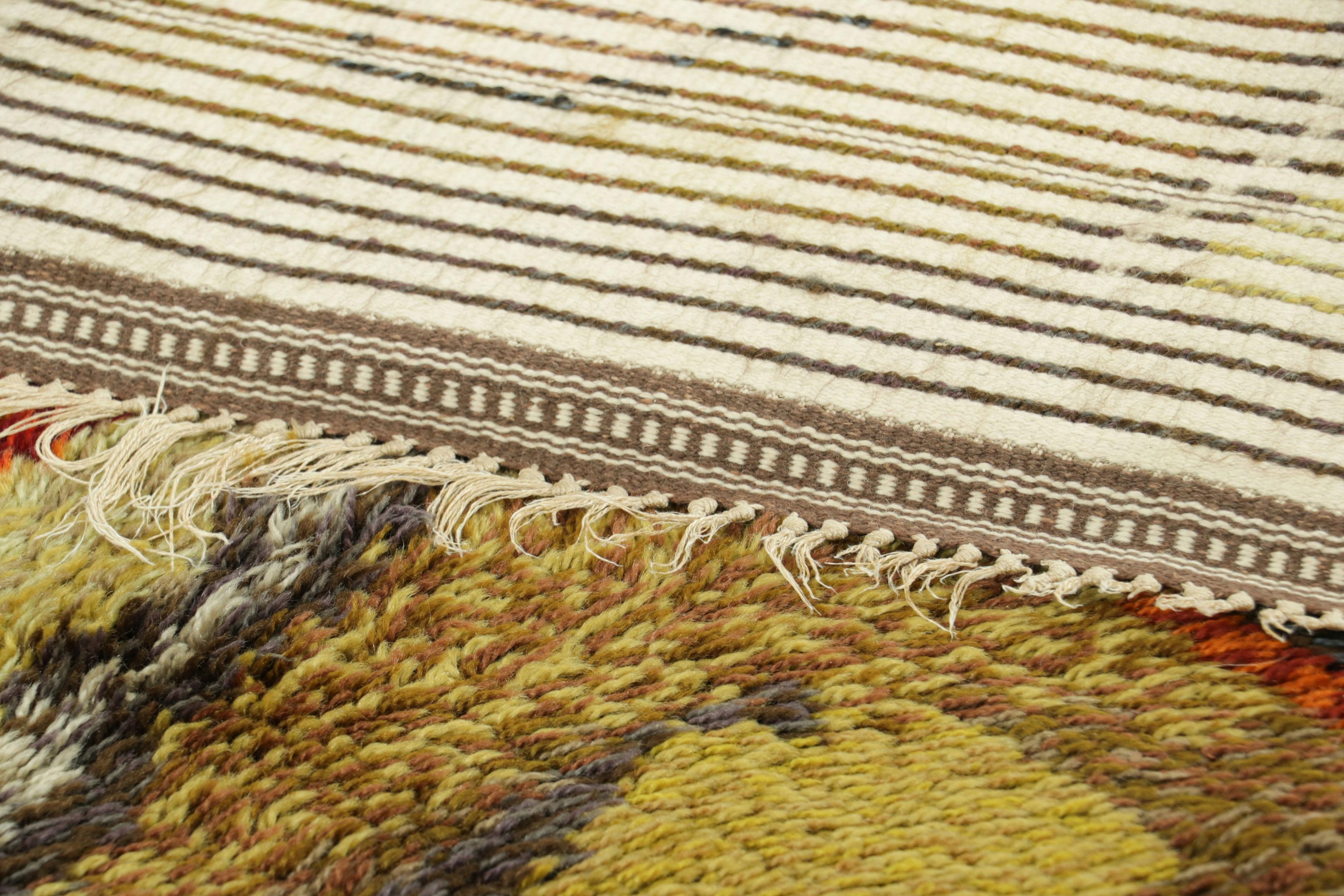 Alfombra Sueca Vintage Roja y Verde con Dibujo Geométrico  Rug & Kilim Lana en venta