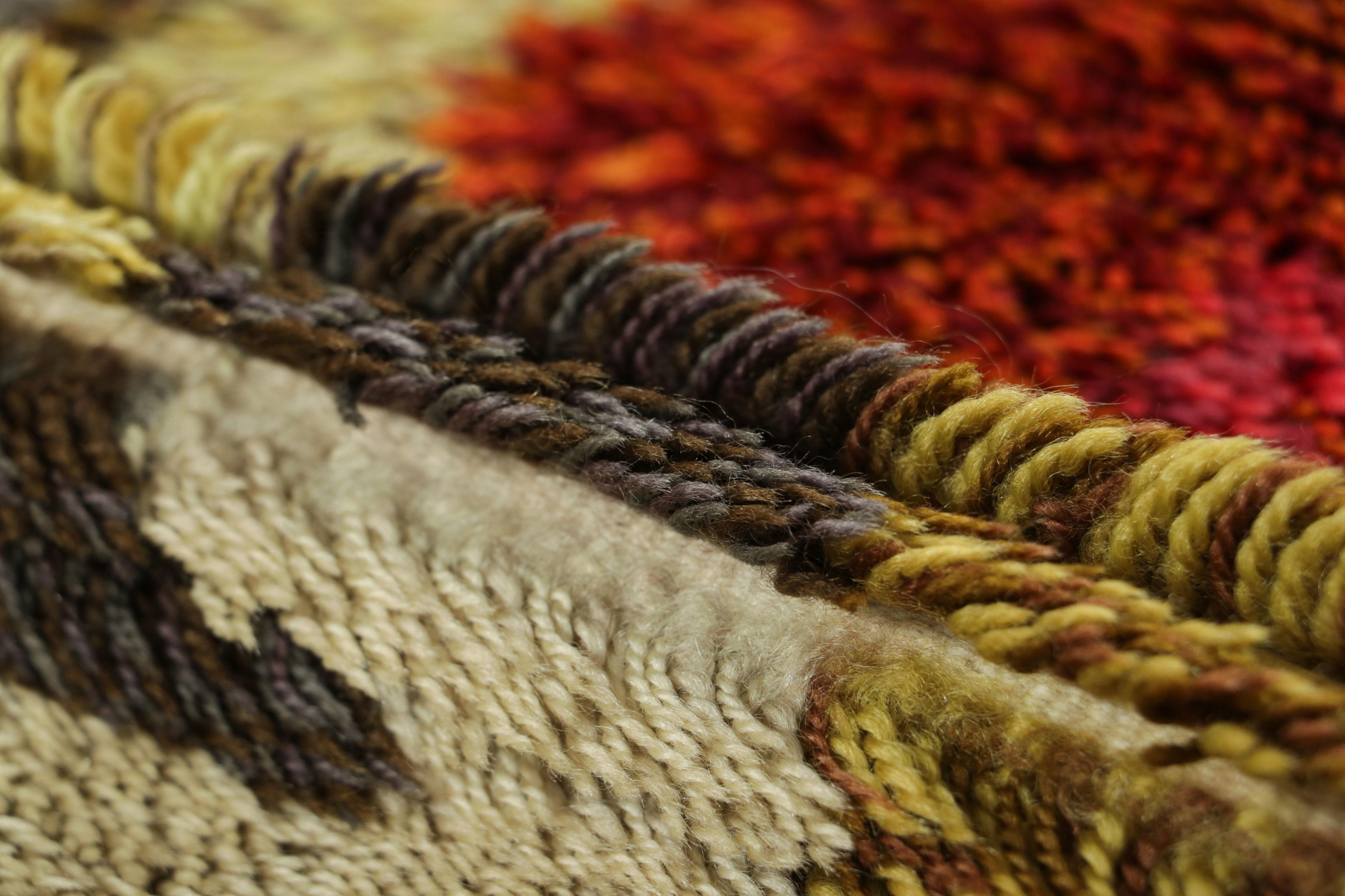 Alfombra Sueca Vintage Roja y Verde con Dibujo Geométrico  Rug & Kilim en venta 1