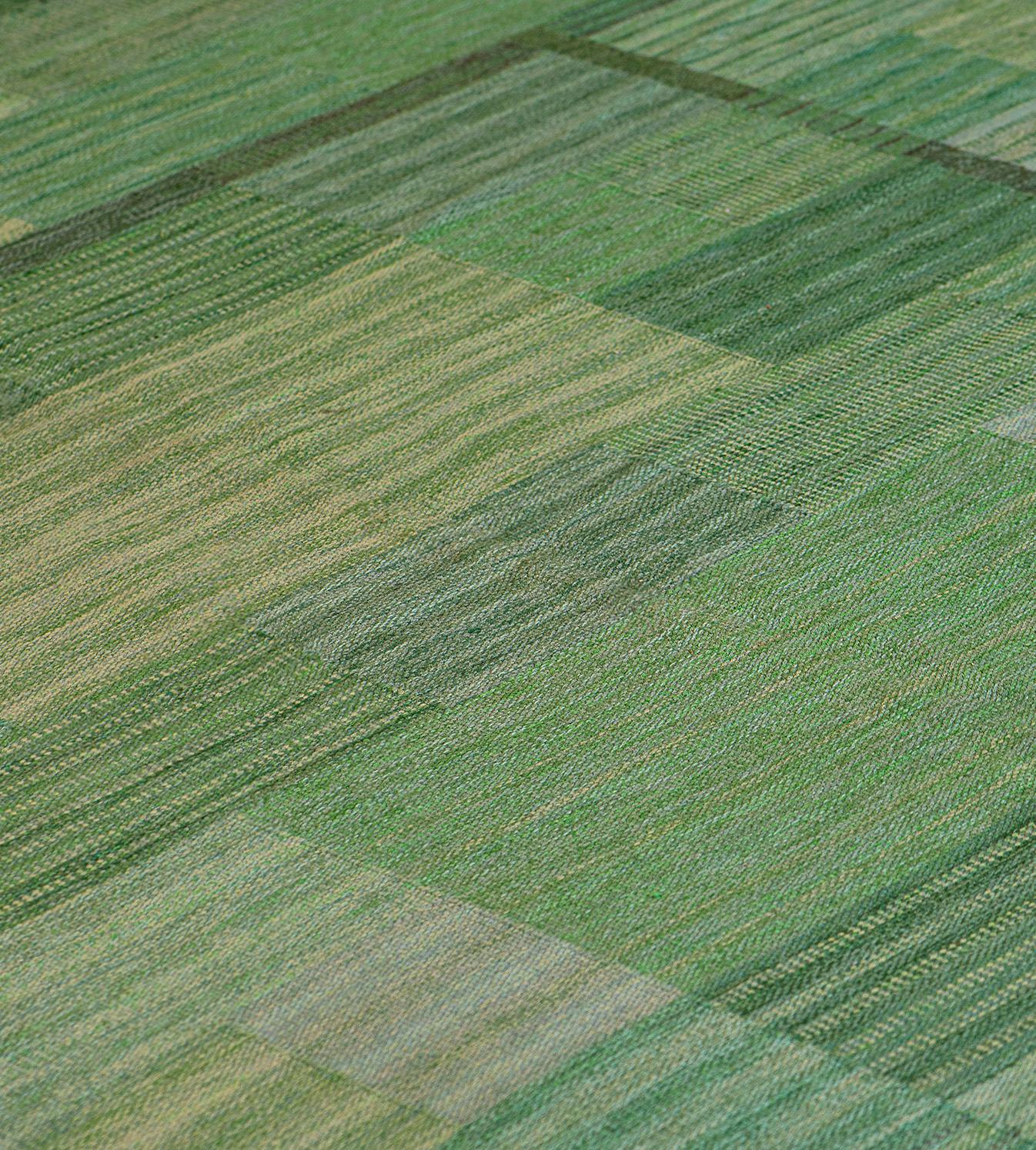 Ce tapis déco suédois traditionnel tissé à la main présente un champ global de larges carreaux alternant des rangées vertes et vertes claires.

Signé par la tisseuse : AB MMF Marianne Richter pour Marta Maas Fjetterstrom Studio.
