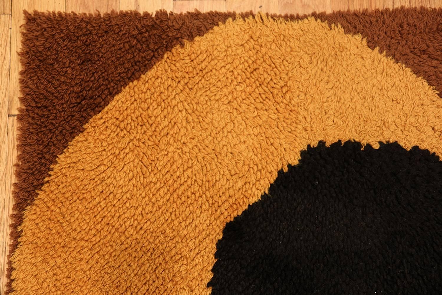 Vintage Schwedenteppich, Herkunft: Skandinavien, CIRCA: Mitte des 20. Jahrhunderts. Größe: 0,91 m x 1,65 m (3 ft x 5 ft 5 in).