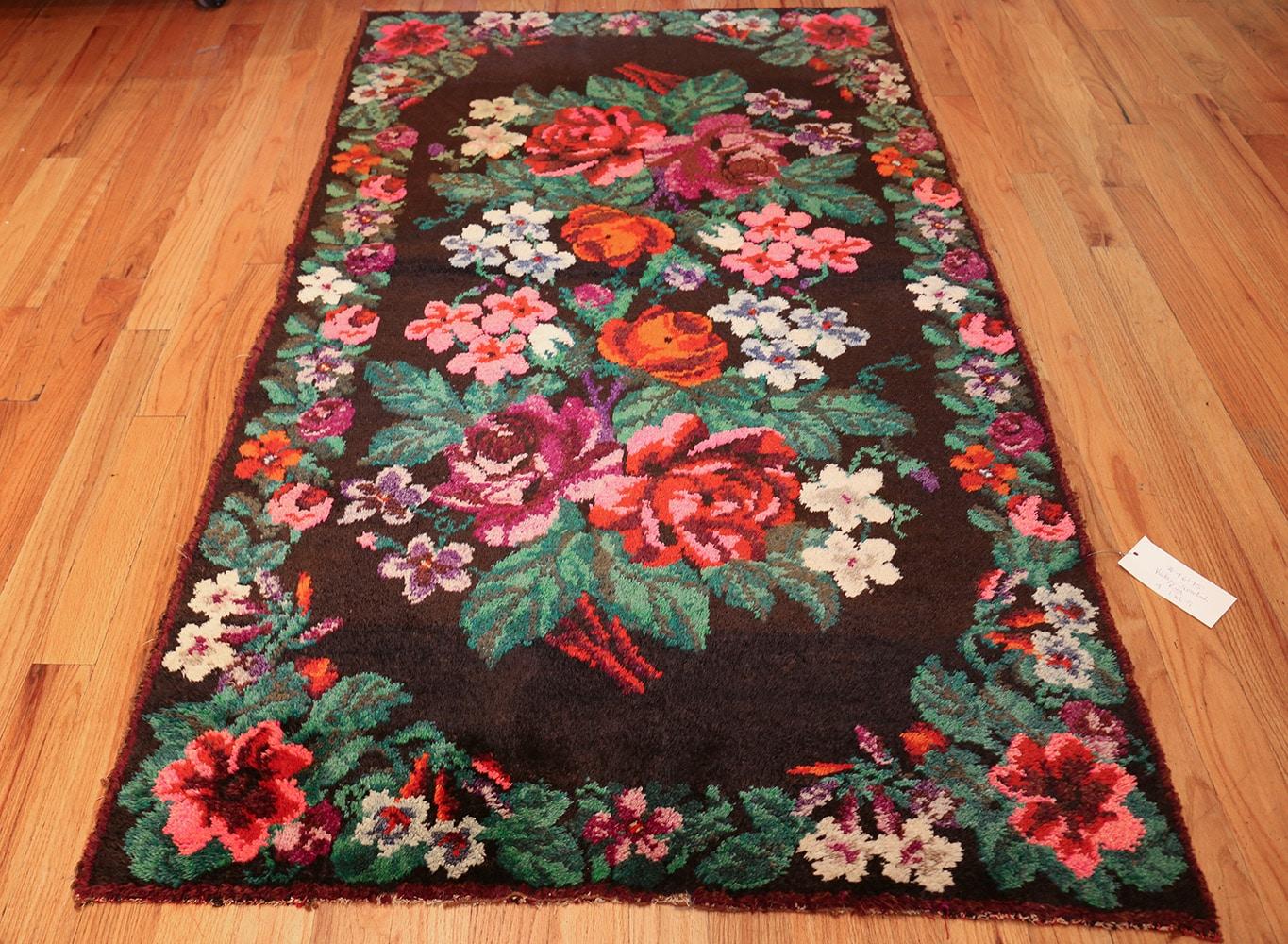 20th Century Vintage Swedish Rug. Size: 4 ft 1 in x 6 ft 9 in (1.24 m x 2.06 m) For Sale