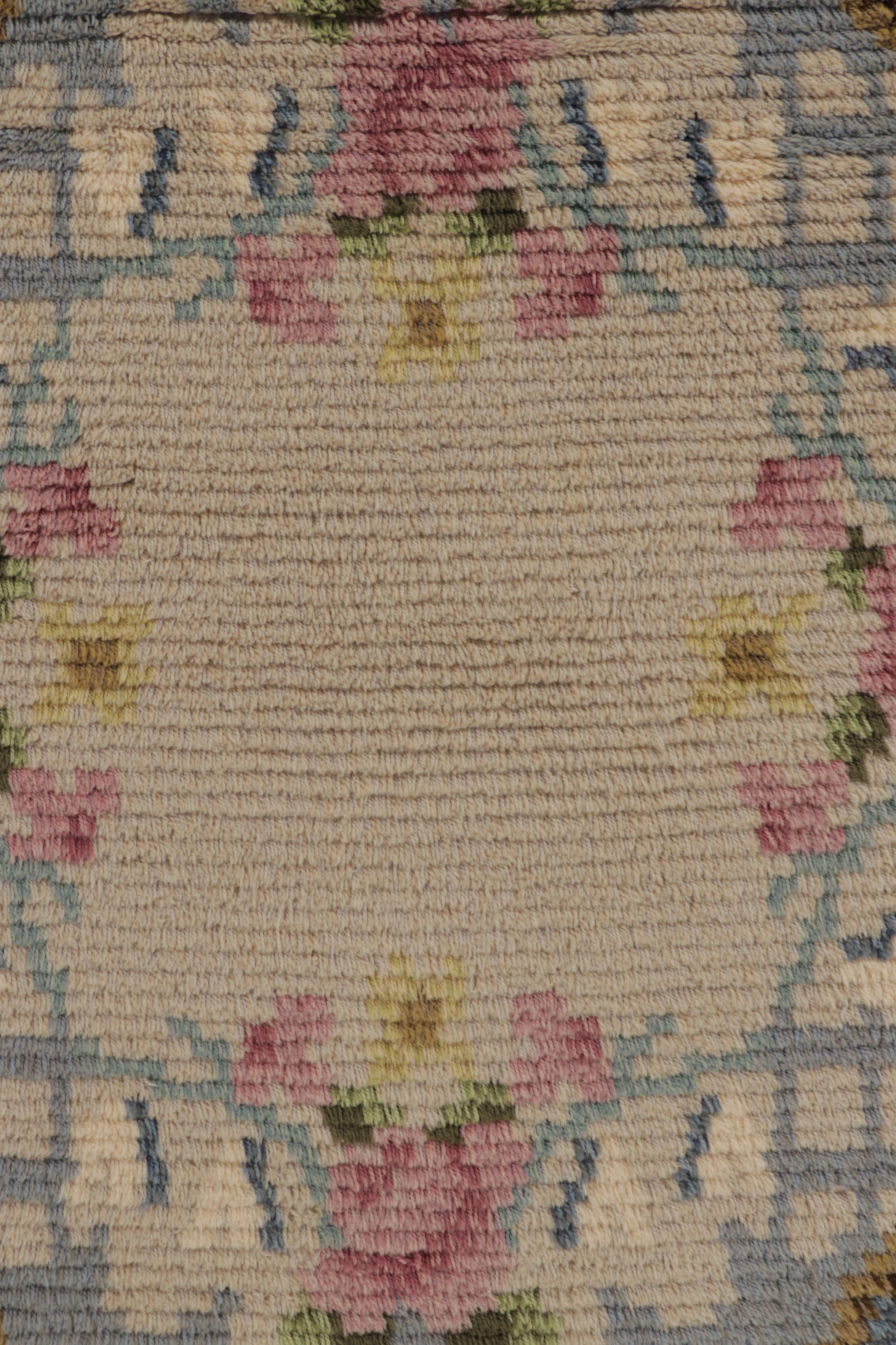  Handgeknüpft aus üppiger, hochfloriger Wolle in Schweden um 1960-1970 ist dieser schwedische Rya-Kreisteppich im Format 5x5 eine kühne neue Ergänzung zu Rug & Kilims Auswahl an ikonischen, sammelwürdigen skandinavischen Teppichen dieser Provenienz