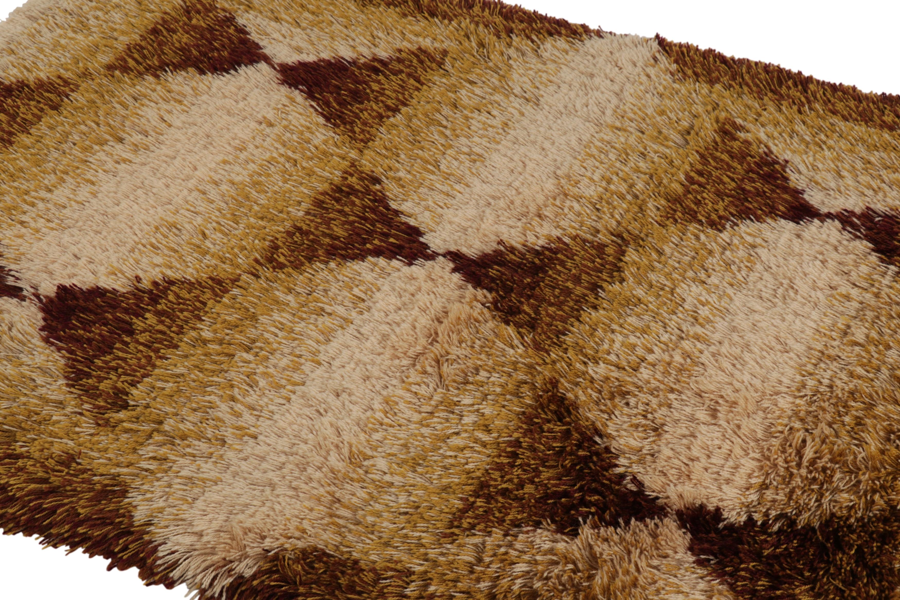 Anudada a mano en exuberante lana de pelo largo en Suecia hacia 1960-1970, esta alfombra sueca vintage Rya de 4x6 es una nueva y atrevida incorporación a la selección de Rug & Kilim de alfombras escandinavas icónicas y coleccionables de mediados de