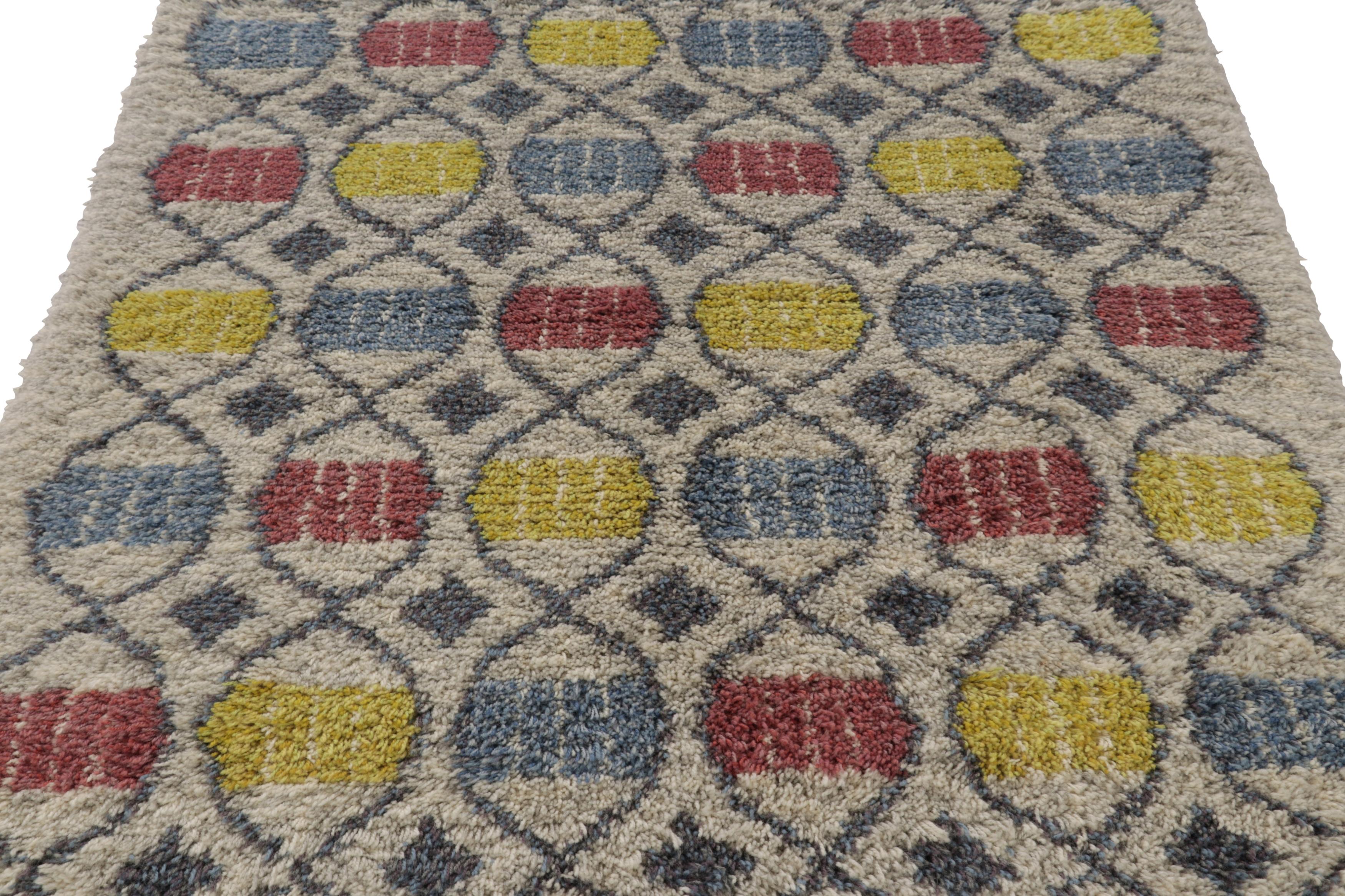 Dieser schwedische Rya-Teppich im Format 5x7, handgeknüpft aus üppiger, hochfloriger Wolle in Schweden um 1960-1970, ist eine kühne neue Ergänzung zu Rug & Kilims Auswahl an ikonischen, sammelwürdigen skandinavischen Teppichen dieser Provenienz aus