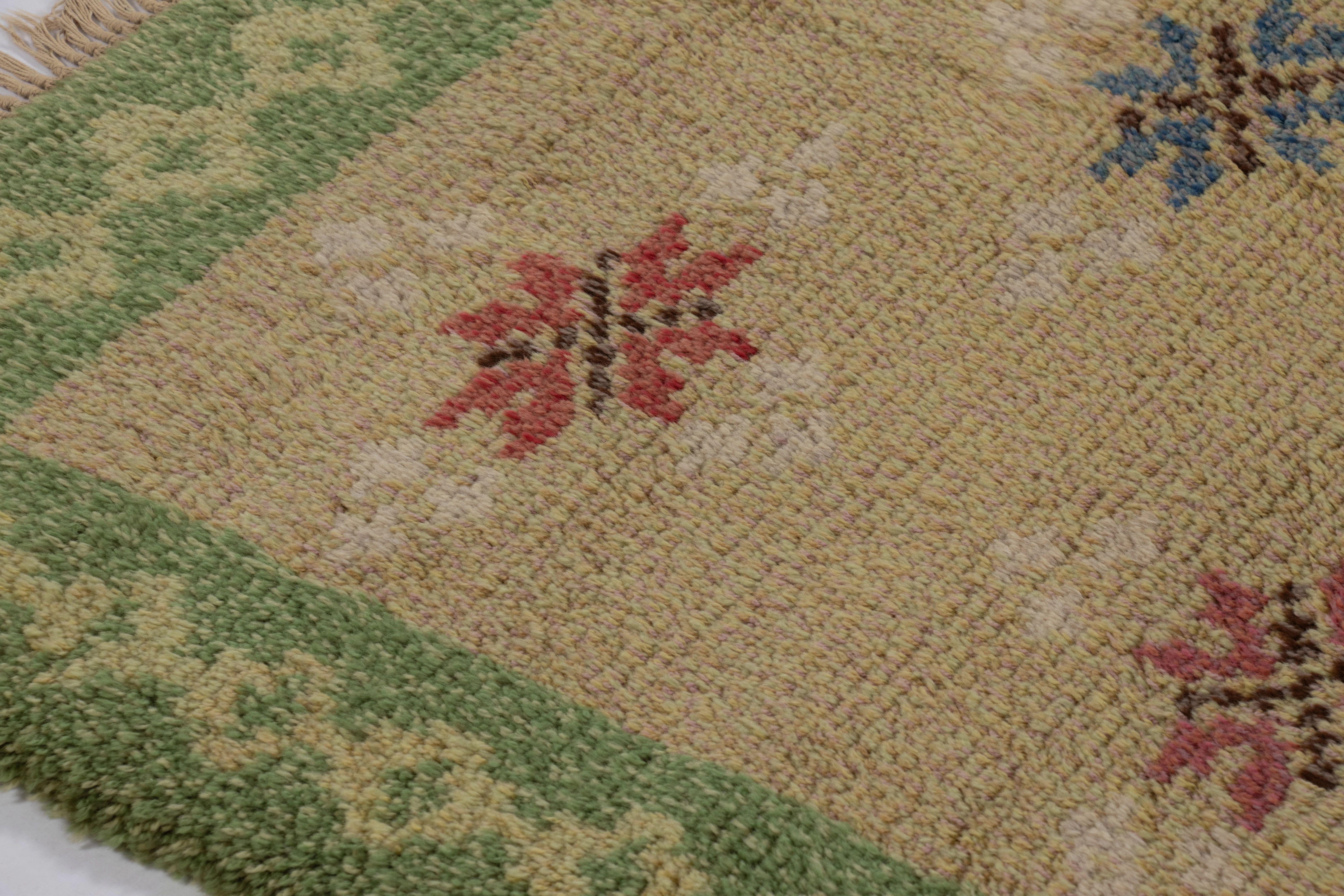 Dieser schwedische Teppich Rya Runner im Format 5x7, handgeknüpft aus hochfloriger Wolle in Schweden um 1960-1970, ist eine kühne Neuheit in der Kollektion von Rug & Kilim, die ikonische, sammelwürdige skandinavische Teppiche dieser Provenienz aus