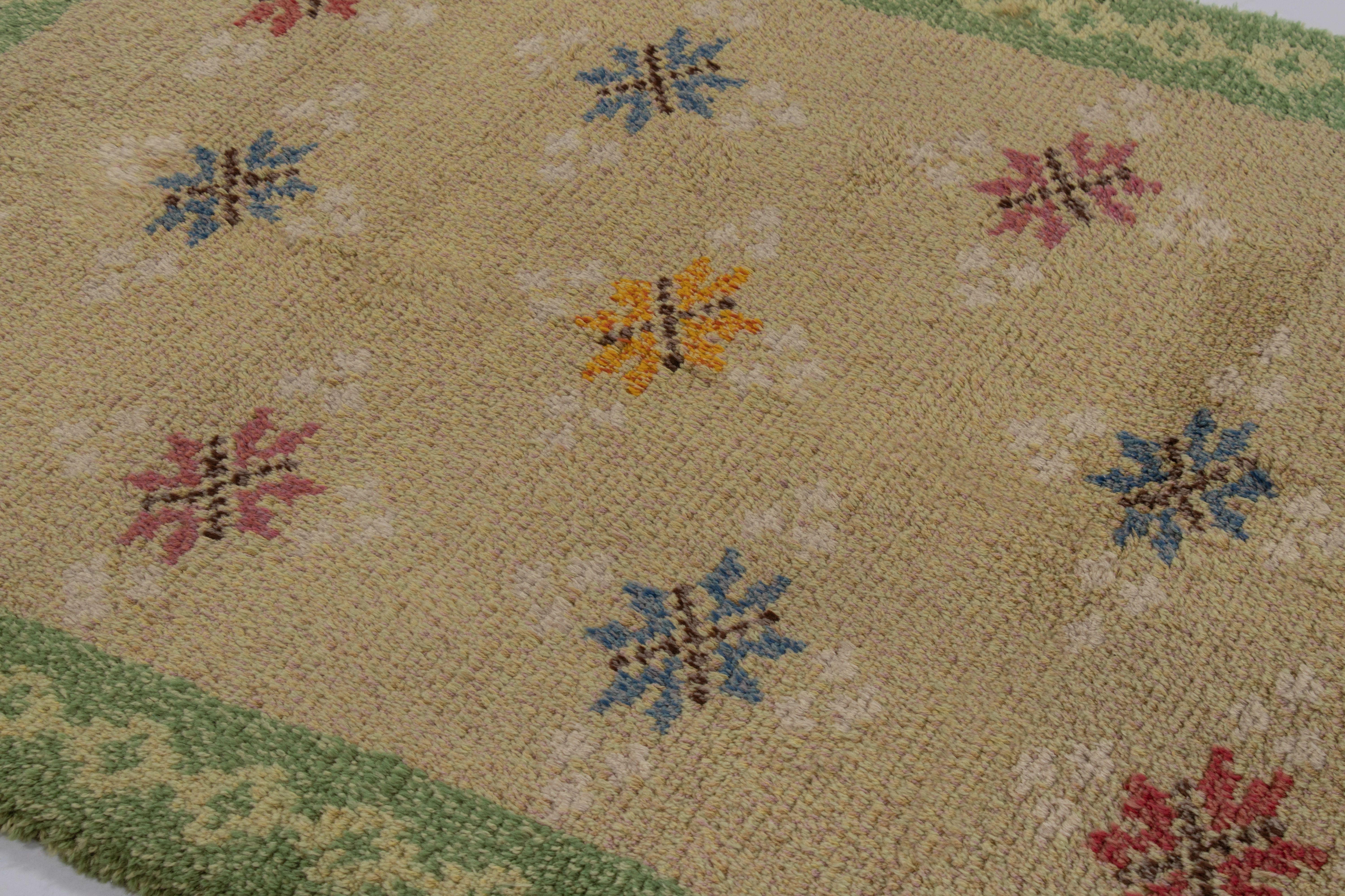 Schwedischer Vintage Rya Teppich, Beige mit skandinavischen Blumenmuster - Rug & Kilim (Handgeknüpft) im Angebot