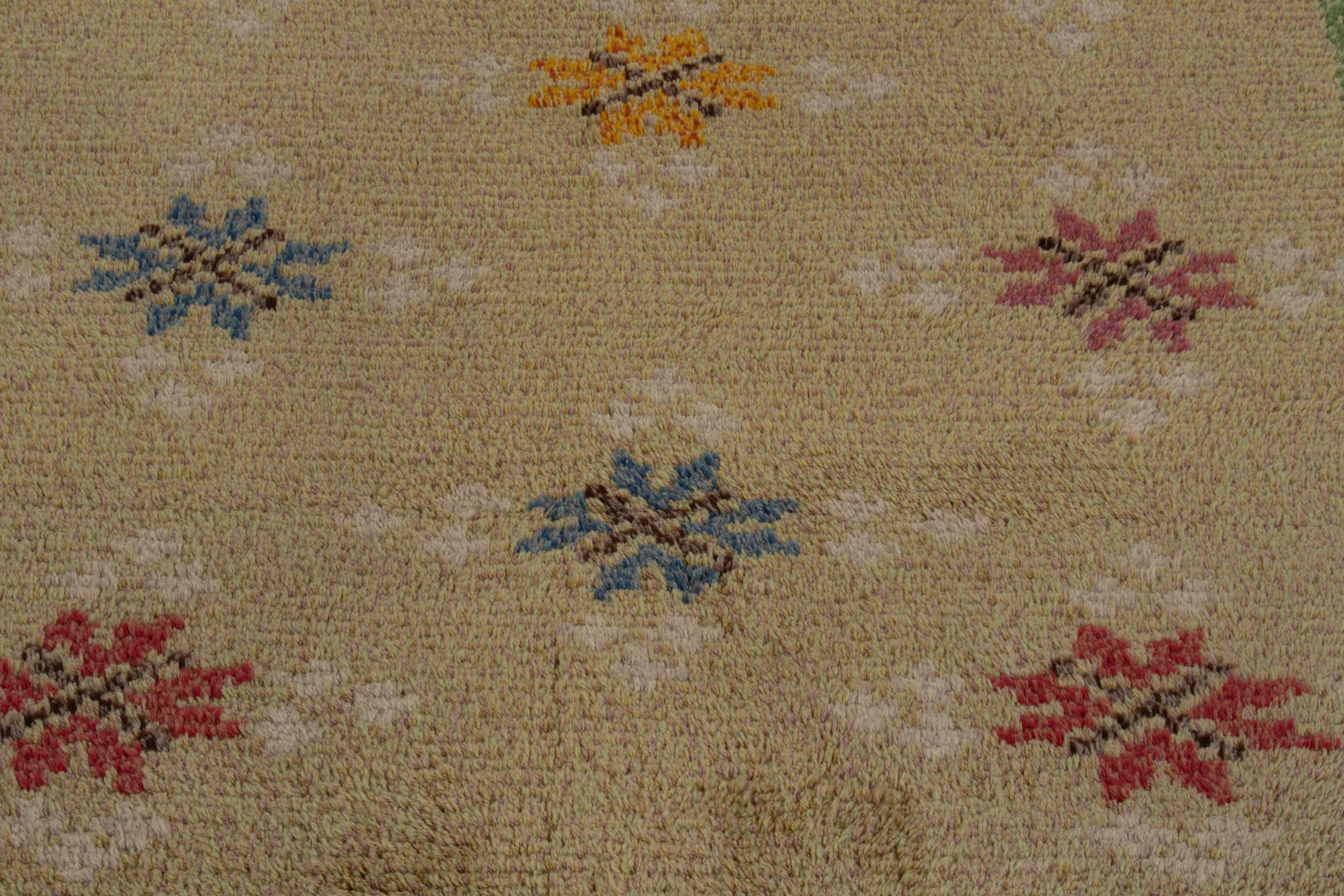 Schwedischer Vintage Rya Teppich, Beige mit skandinavischen Blumenmuster - Rug & Kilim im Zustand „Gut“ im Angebot in Long Island City, NY