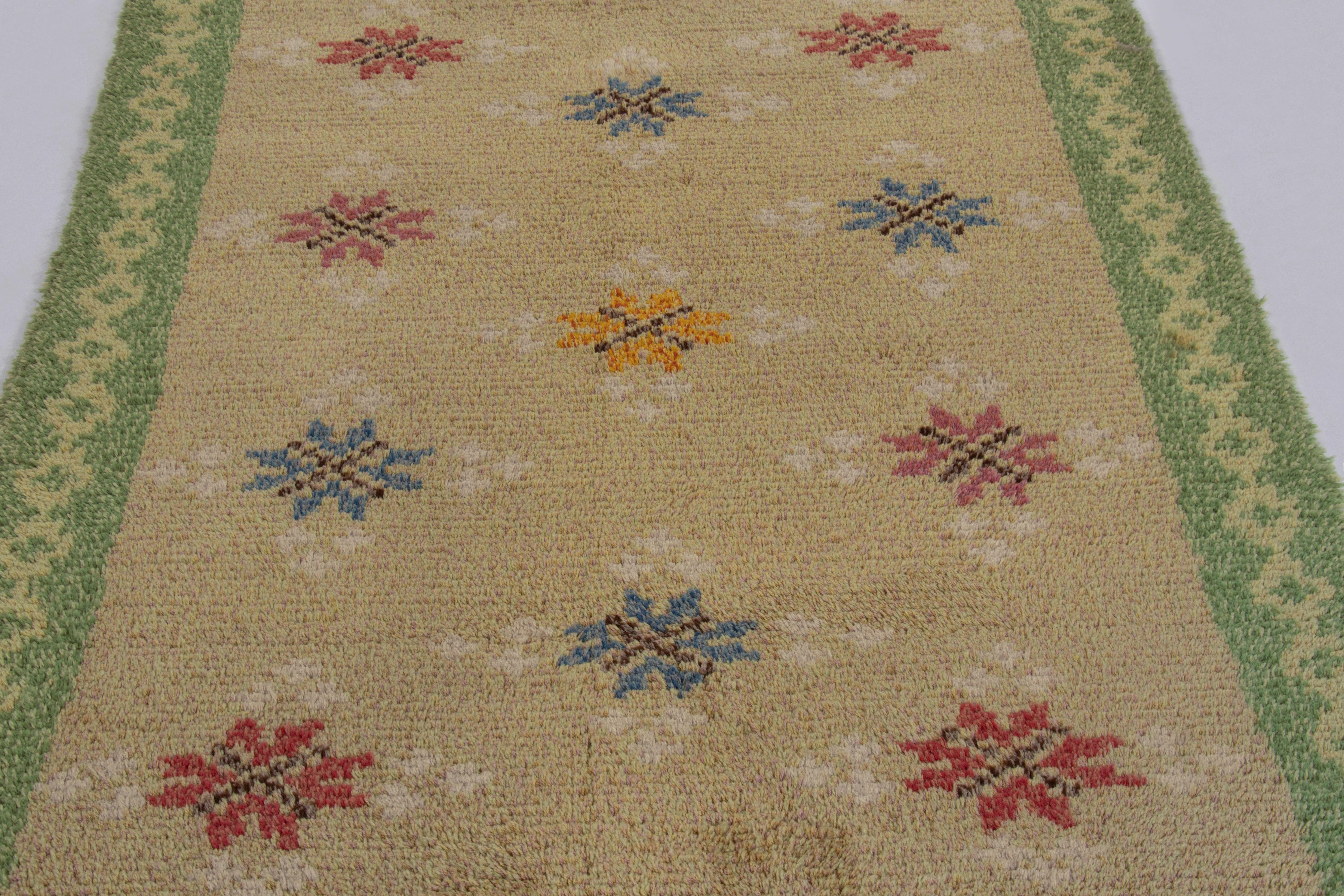Schwedischer Vintage Rya Teppich, Beige mit skandinavischen Blumenmuster - Rug & Kilim (Wolle) im Angebot