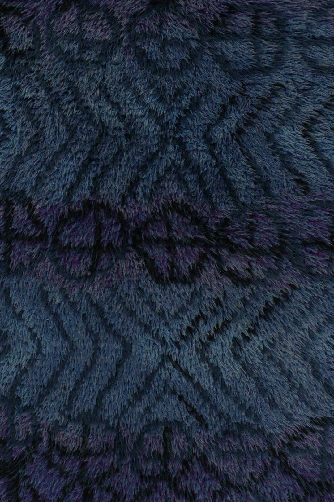  Noué à la main dans une laine luxuriante à poils longs en Suède vers 1960-1970, ce tapis rya suédois vintage 3x5 vient enrichir la collection de tapis scandinaves emblématiques du milieu du siècle de Rug & Kilim. Il s'agit d'une charmante