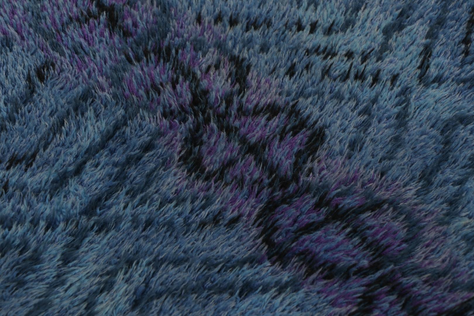 Suédois Tapis Rya suédois vintage, design abstrait noir et bleu - Rug & Kilim en vente