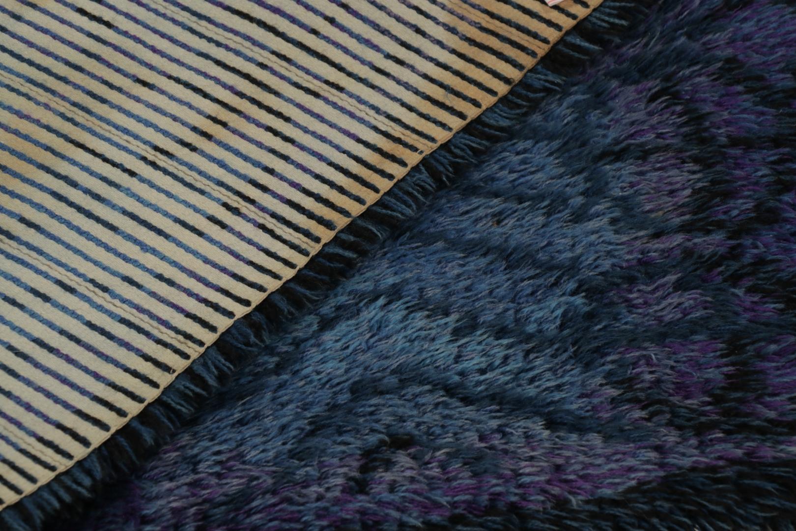 Noué à la main Tapis Rya suédois vintage, design abstrait noir et bleu - Rug & Kilim en vente