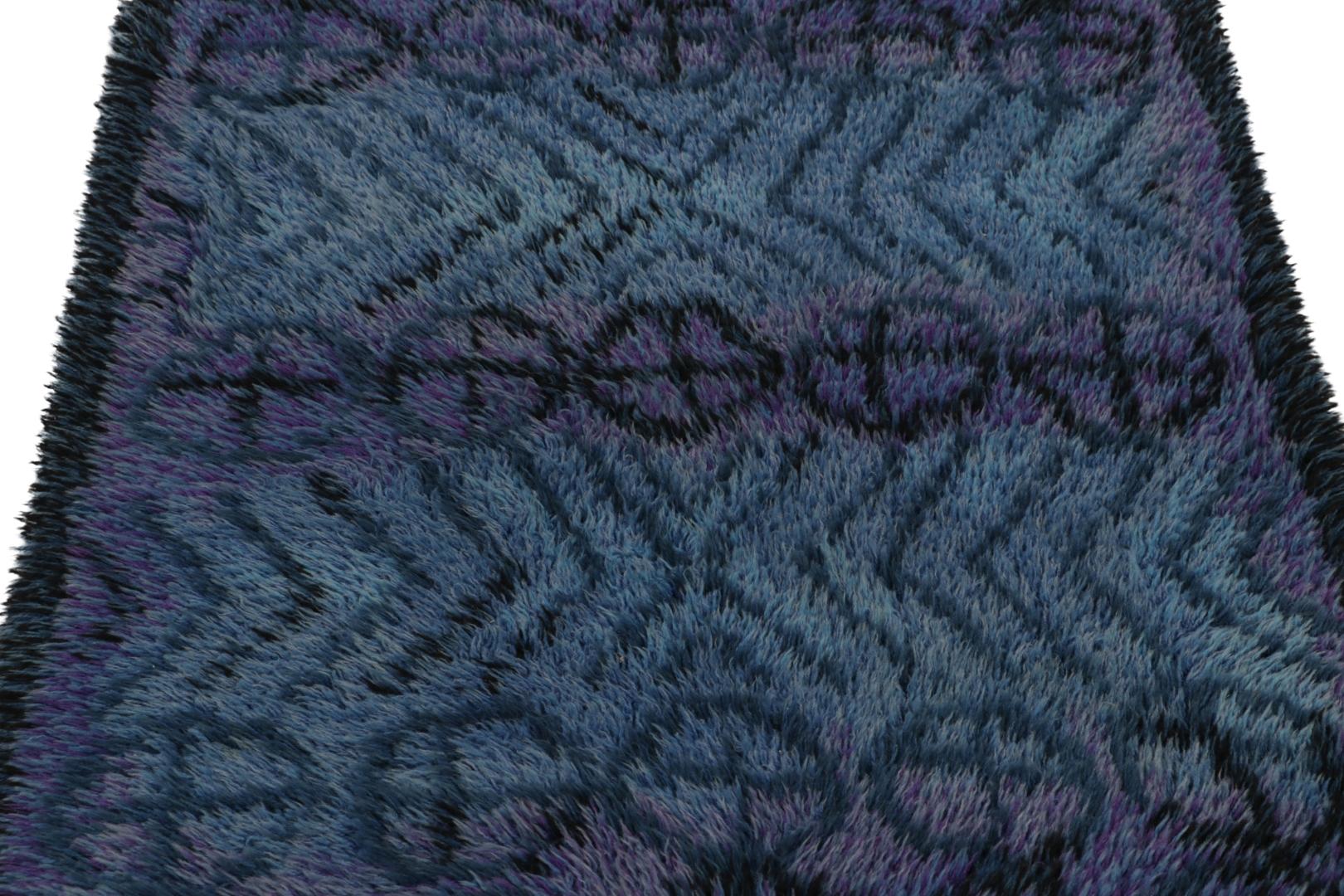 Tapis Rya suédois vintage, design abstrait noir et bleu - Rug & Kilim Bon état - En vente à Long Island City, NY