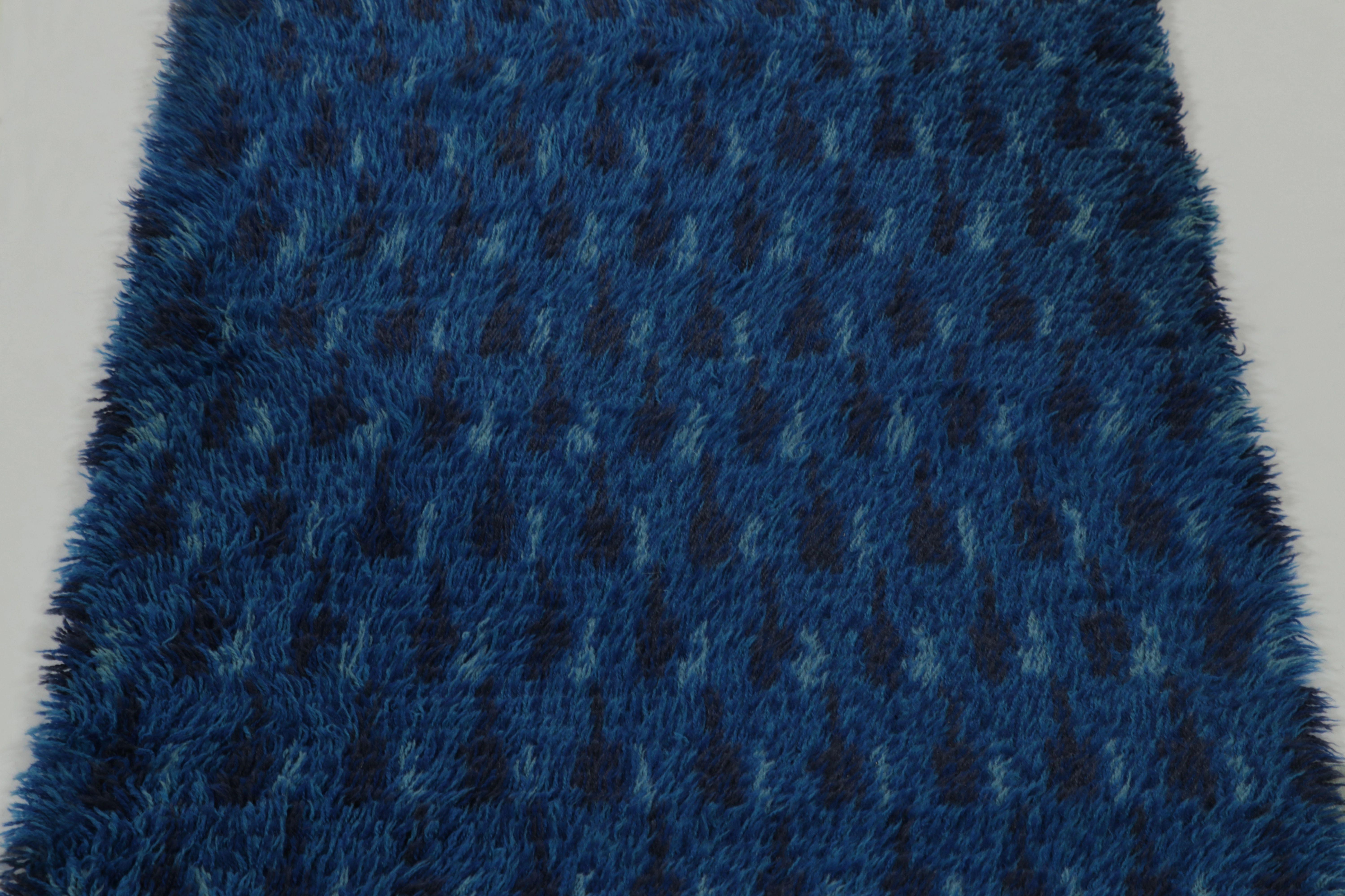 Noué à la main Tapis suédois vintage Rya, motifs scandinaves bleus et noirs - Rug & Kilim en vente