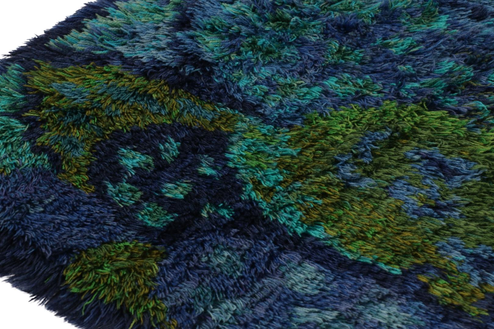  Noué à la main dans une laine luxuriante à poils longs en Suède vers 1960-1970, ce tapis rya suédois vintage de 5x6 est un nouvel ajout audacieux à la collection de tapis scandinaves emblématiques et uniques du milieu du siècle de Rug & Kilim.