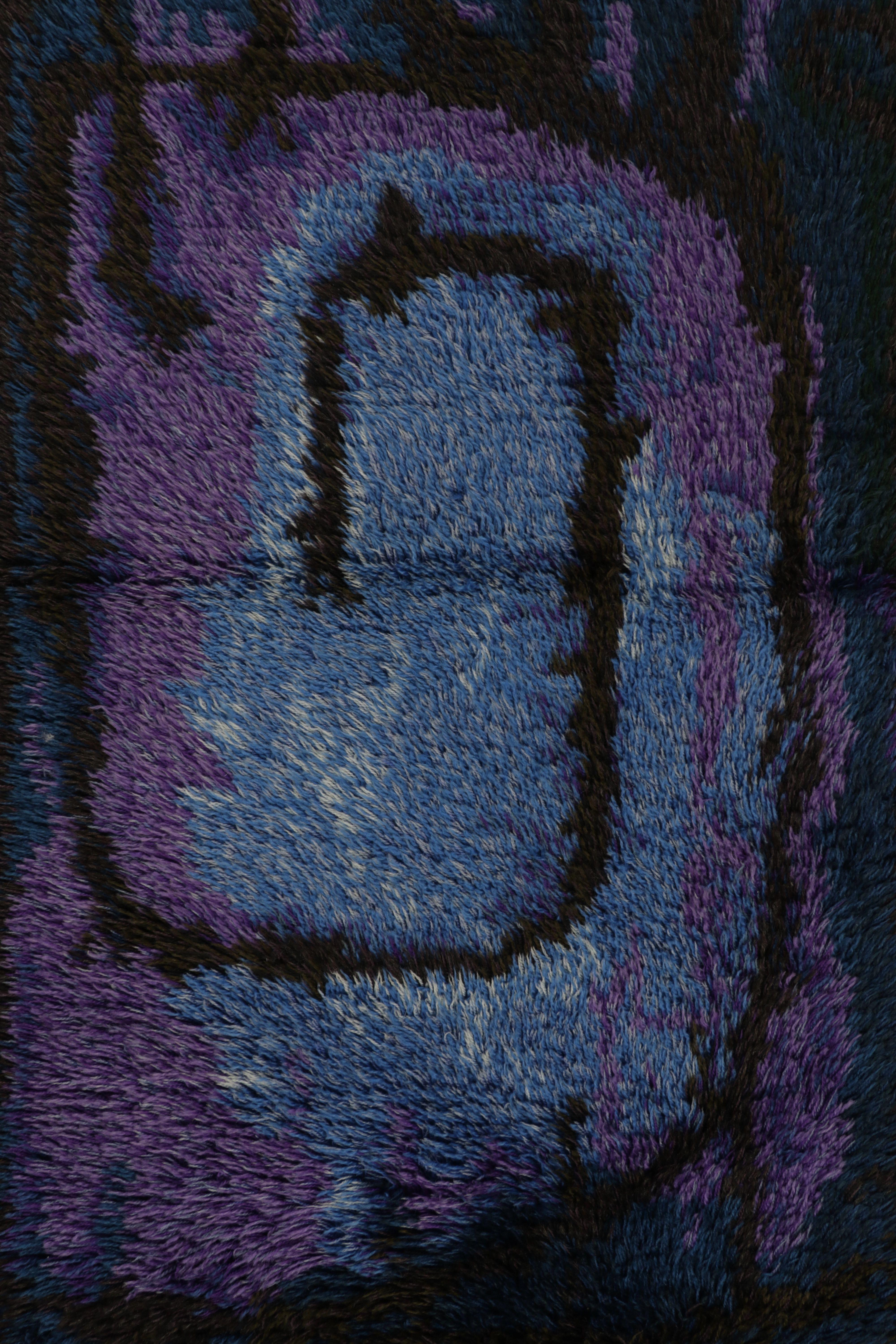 Dieser schwedische Rya-Teppich im Format 3x5, handgeknüpft aus üppiger, hochfloriger Wolle in Schweden um 1960-1970, ist eine kühne neue Ergänzung zu Rug & Kilims Auswahl an kultigen, sammelwürdigen skandinavischen Teppichen dieser Provenienz aus