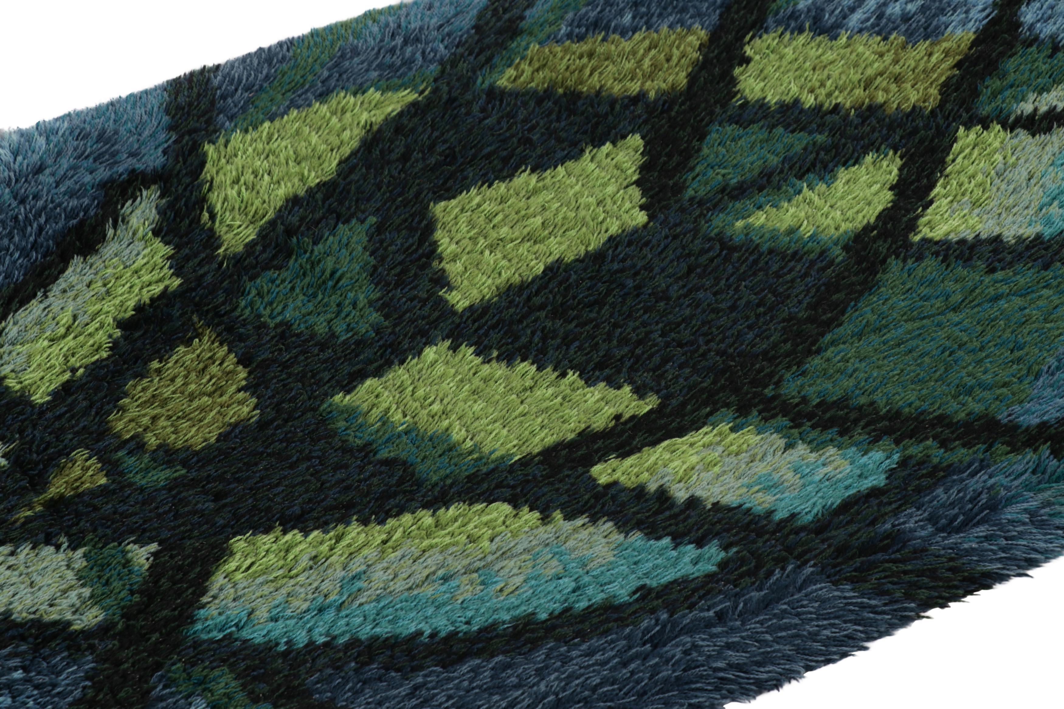 Noué à la main dans une laine luxuriante à poils longs en Suède vers 1960-1970, ce tapis suédois vintage Rya 3x5 est un nouvel ajout audacieux à la collection de Rug & Kilim de tapis scandinaves emblématiques et de collection du milieu du siècle de