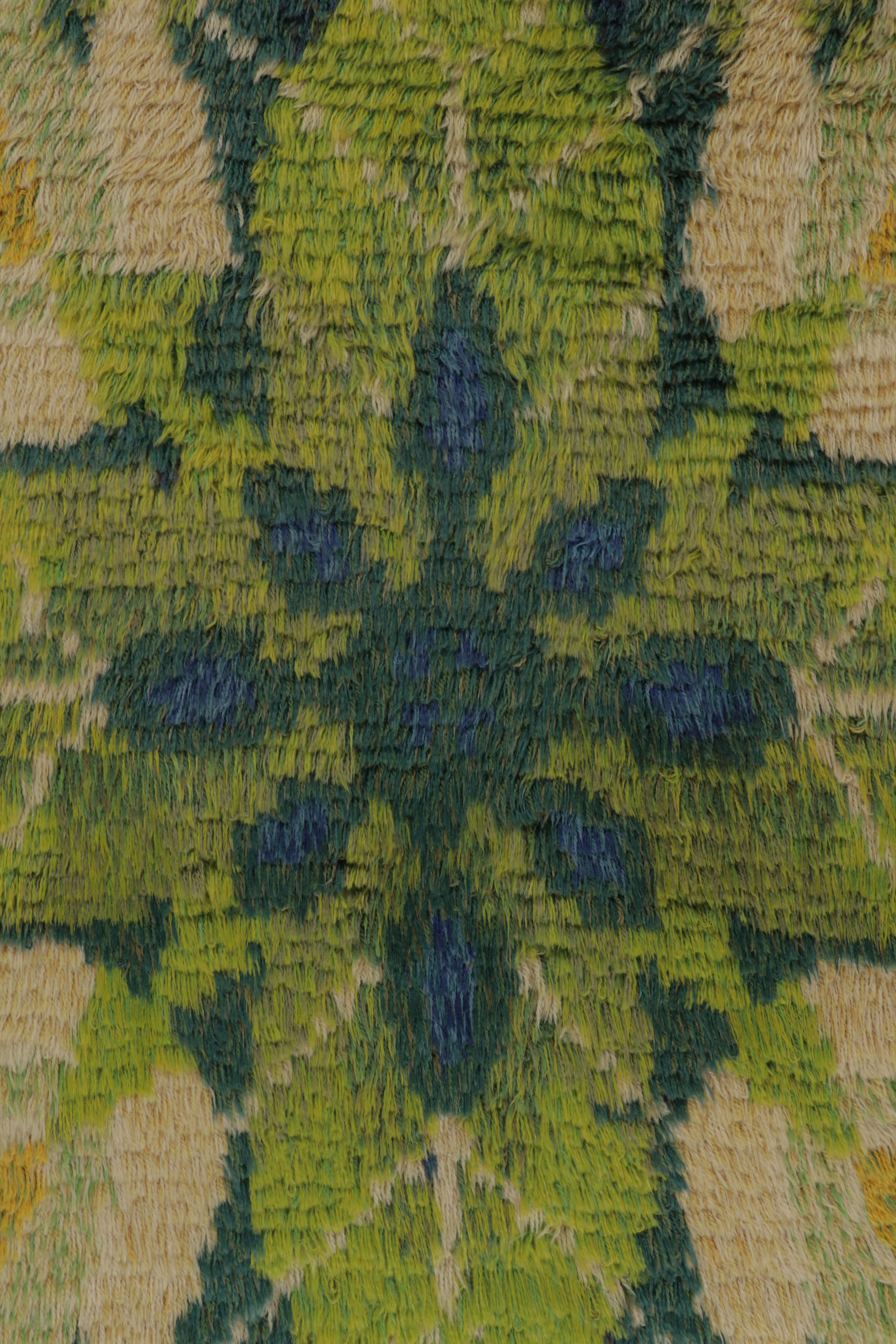  Dieser schwedische Rya-Teppich im Format 3x5, handgeknüpft aus üppiger, hochfloriger Wolle in Schweden um 1960-1970, ist eine kühne neue Ergänzung zu Rug & Kilims Auswahl an kultigen, sammelwürdigen skandinavischen Teppichen dieser Provenienz aus