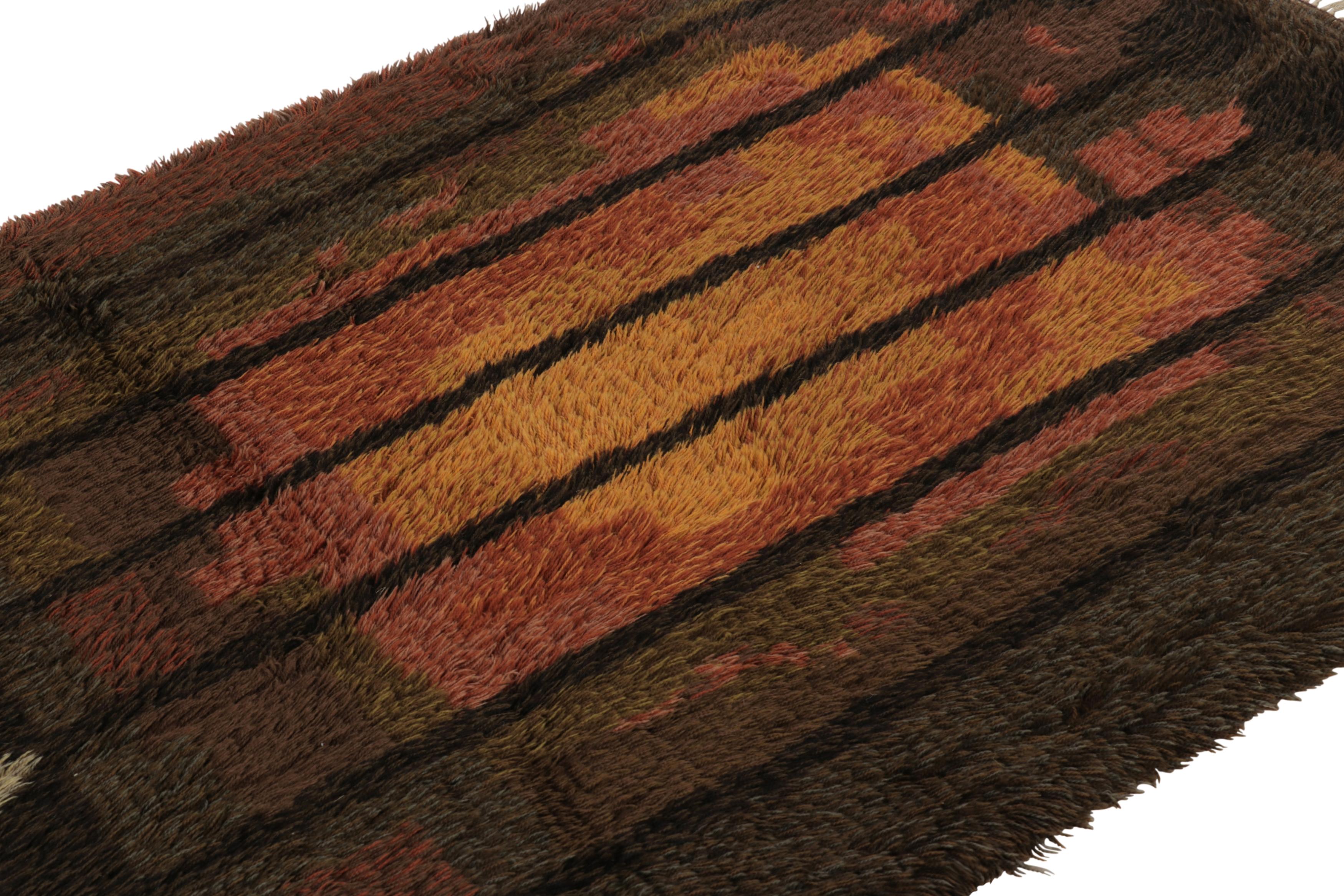 Noué à la main en Suède vers 1960-1970 dans une laine luxuriante à poils longs, ce tapis suédois vintage Rya 4x6 est un nouvel ajout audacieux à la collection de Rug & Kilim de tapis scandinaves emblématiques du milieu du siècle de cette provenance.