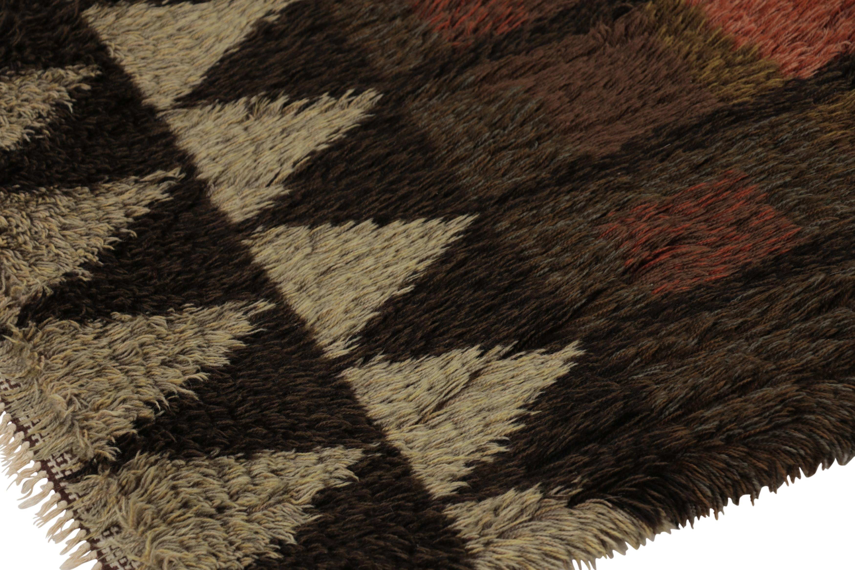 Vintage Swedish Rya Rug, Bold Brown Scandinavian Geometric Pattern - Rug & Kilim Bon état - En vente à Long Island City, NY