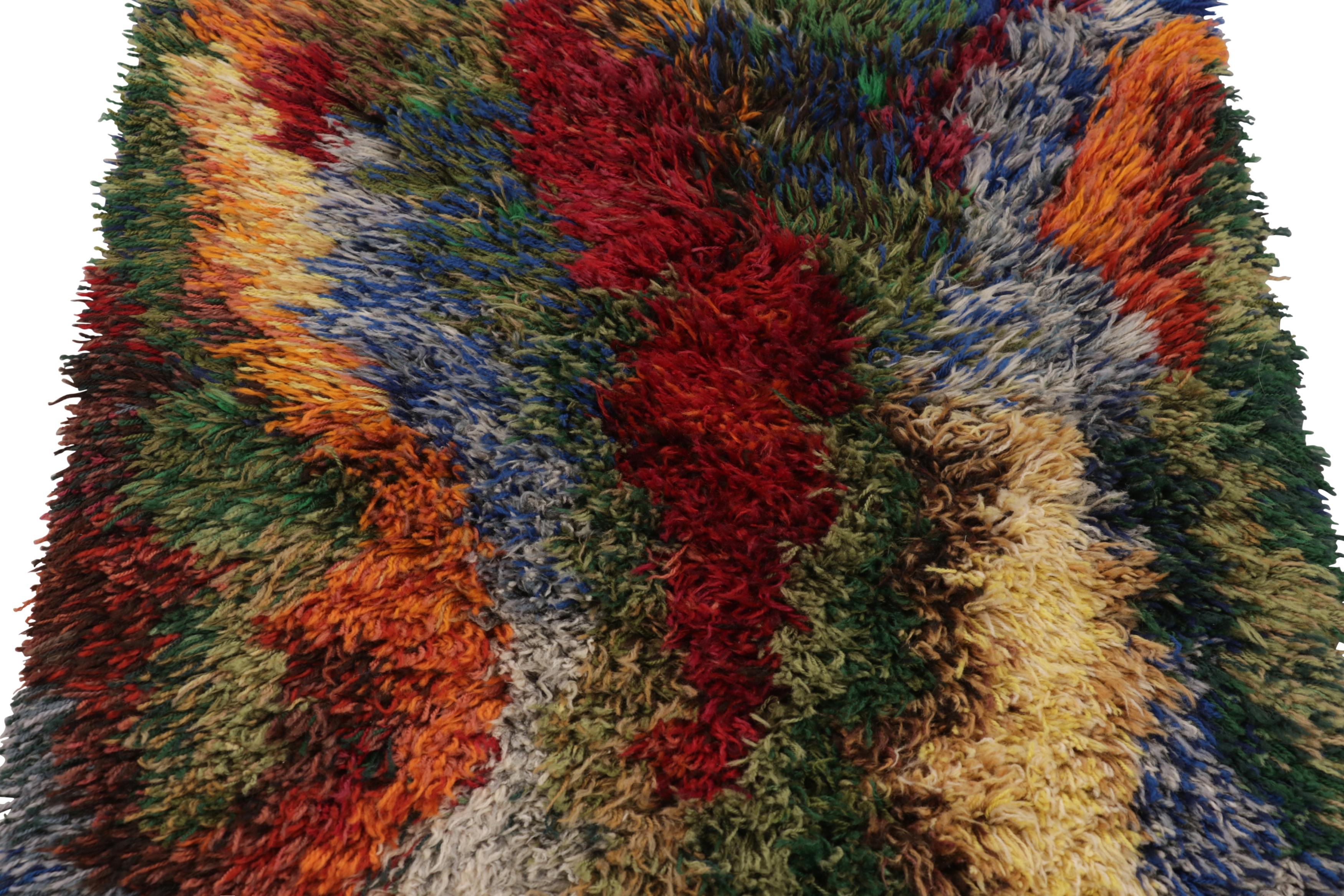 Annodato a mano in lussureggiante lana ad alto vello in Svezia intorno al 1960-1970, questo tappeto vintage 2x4 Rya svedese è una nuova e audace aggiunta alla collezione di Rug & Kilim di tappeti scandinavi iconici e da collezione della metà del