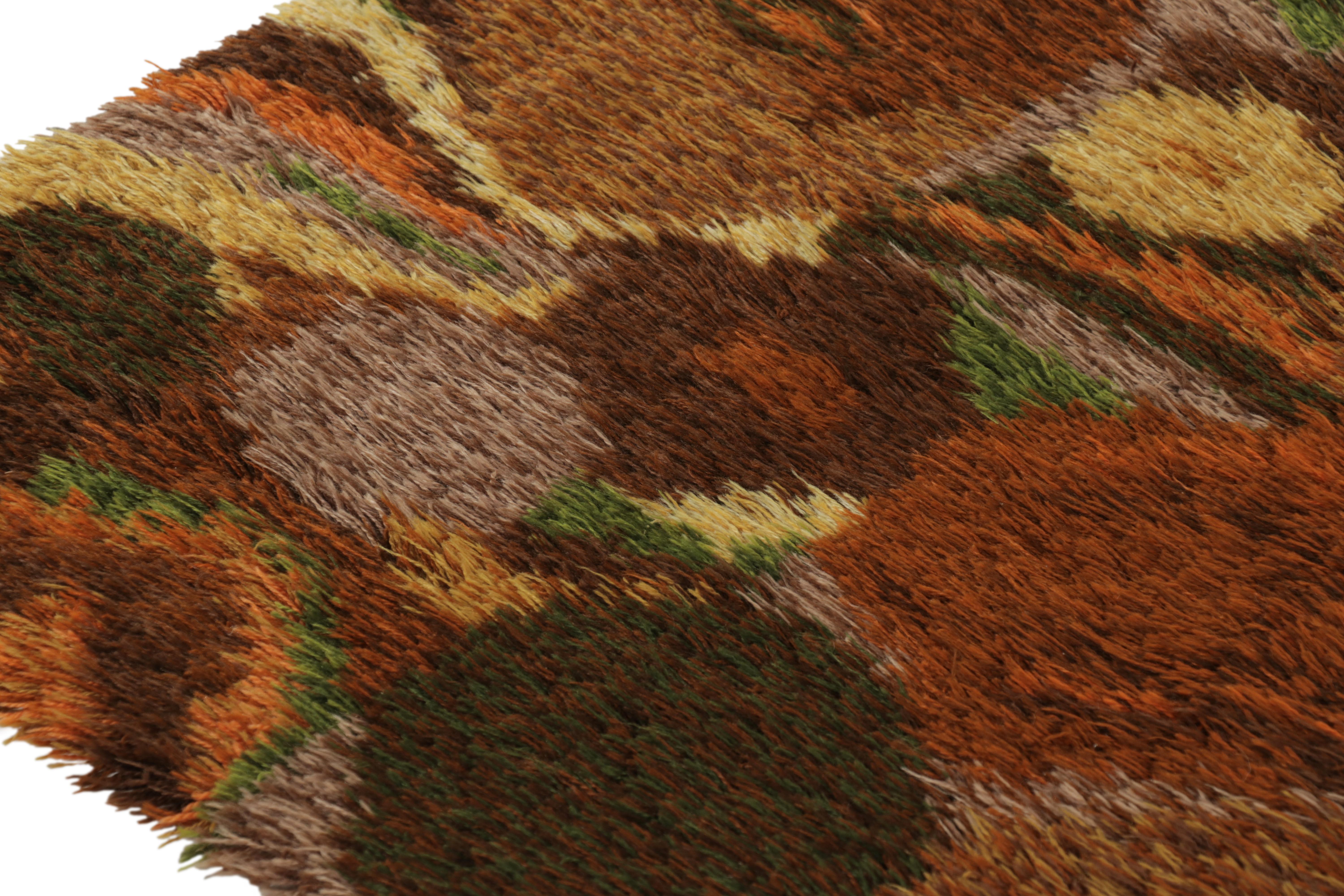 Anudada a mano en exuberante lana de pelo largo en Suecia hacia 1960-1970, esta alfombra sueca vintage Rya de 4 x 7, con ricos y variados tonos de marrón, verde, beige y amarillo, es una nueva y atrevida incorporación a la colección de alfombras