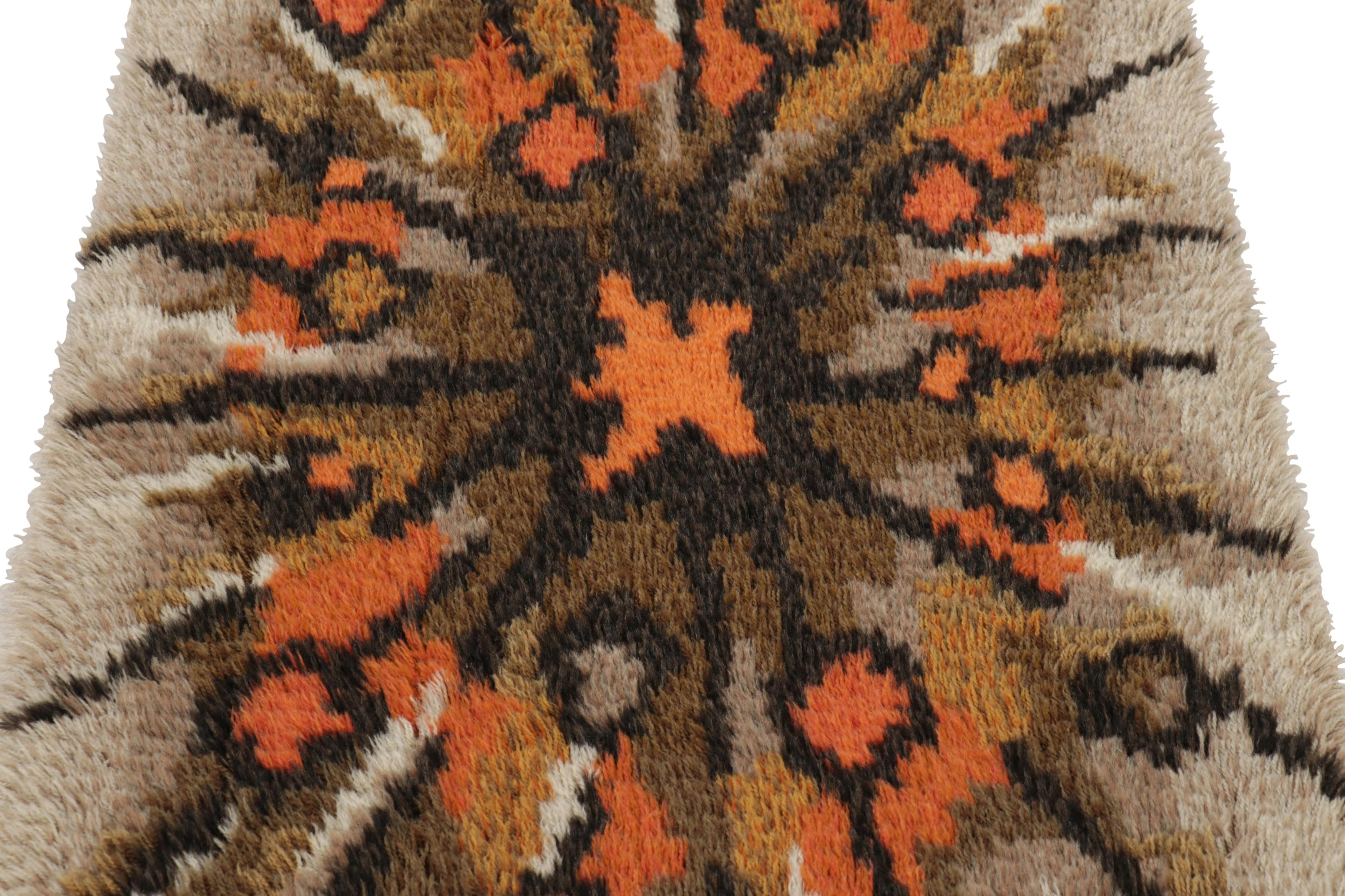 Annodato a mano in lussureggiante lana ad alto vello in Svezia intorno al 1960-1970, questo tappeto vintage 2x4 Rya svedese è una nuova e audace aggiunta alla collezione di Rug & Kilim di tappeti scandinavi iconici e da collezione della metà del