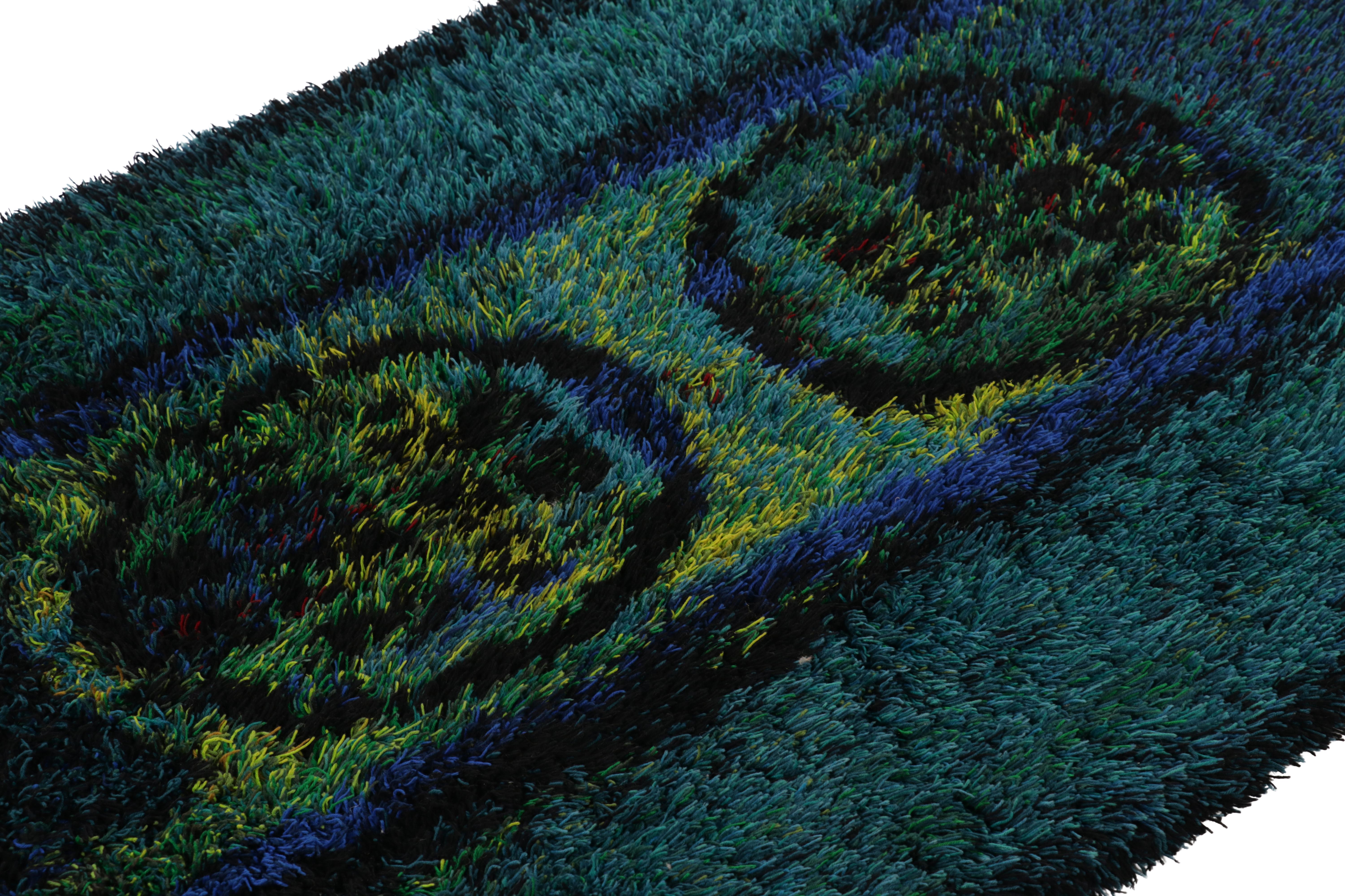 Annodato a mano in lussureggiante lana a pelo alto in Svezia intorno al 1960-1970, questo tappeto vintage rya svedese 4x6 è una nuova e audace aggiunta alla collezione di Rug & Kilim di tappeti scandinavi di metà secolo, iconici e unici, di questa