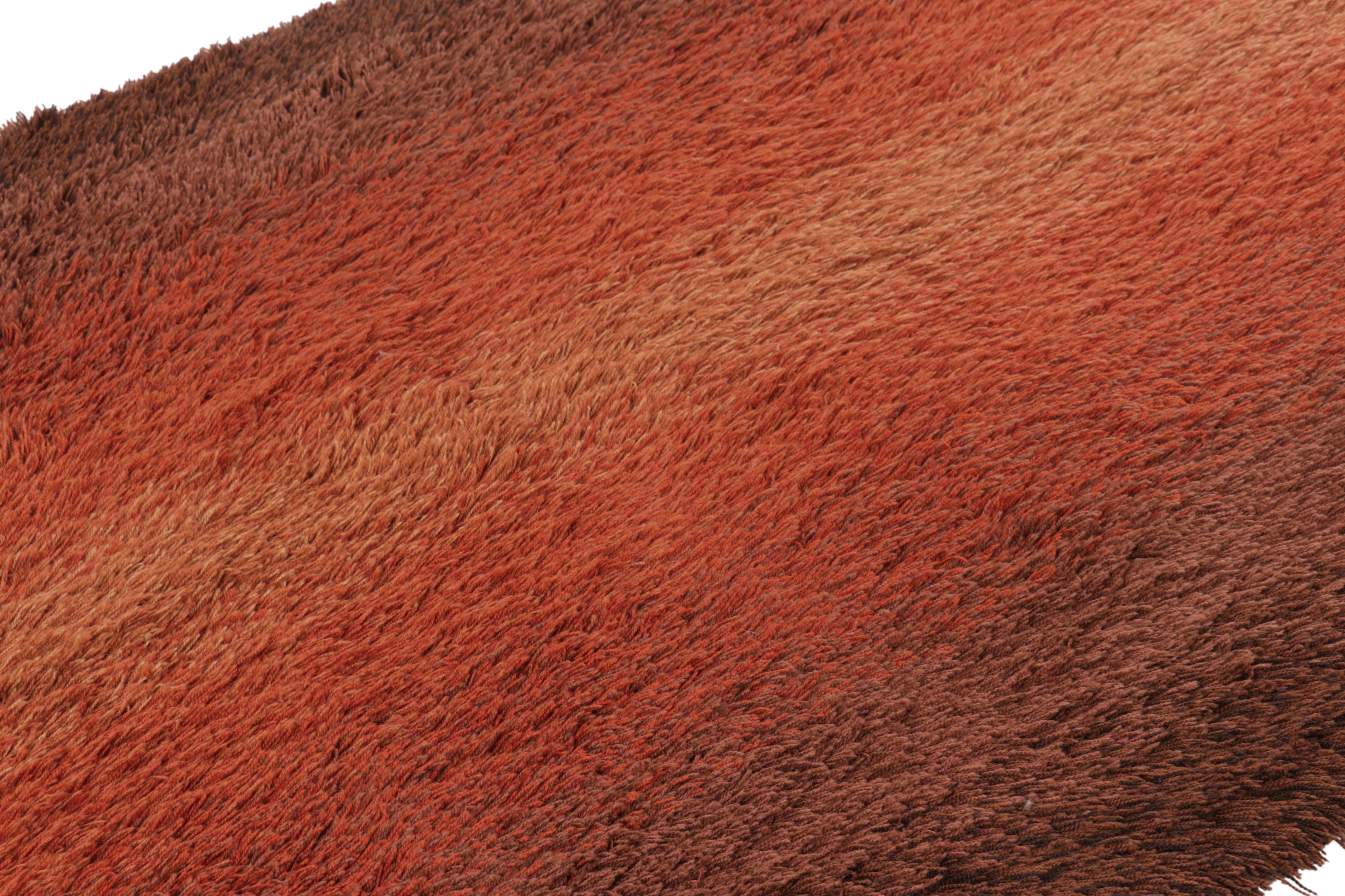 Noué à la main dans une laine luxuriante à poils longs en Suède vers 1960-1970, ce tapis rya suédois vintage de 5 x 8 est un nouvel ajout audacieux à la collection de tapis scandinaves emblématiques du milieu du siècle de Rug & Kilim de cette