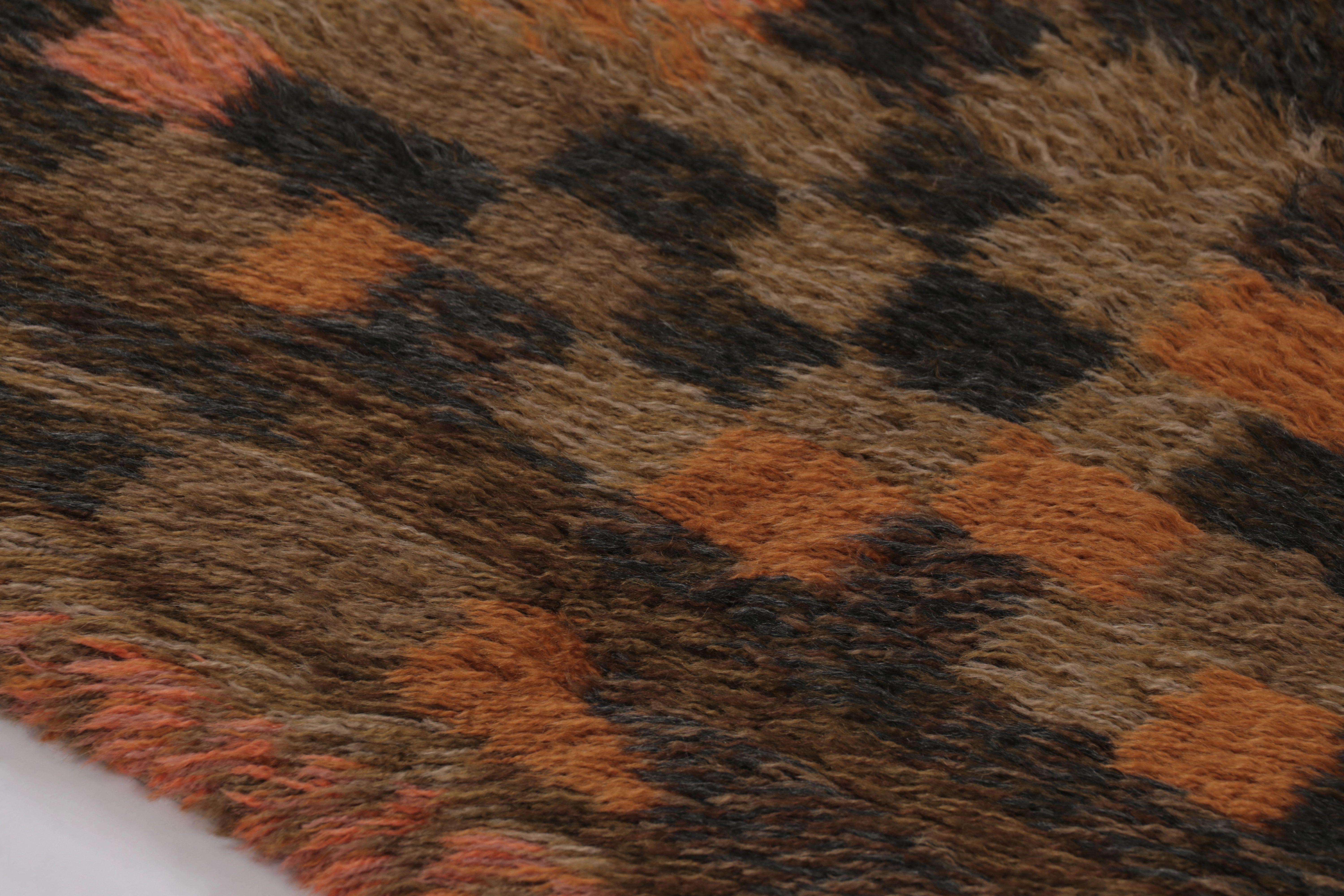 Noué à la main en laine à poils longs en Suède vers 1960-1970, ce tapis suédois vintage Rya 3x5 est un nouvel ajout audacieux à la collection de tapis de course scandinaves emblématiques et de collection du milieu du siècle de Rug & Kilim.

Sur le