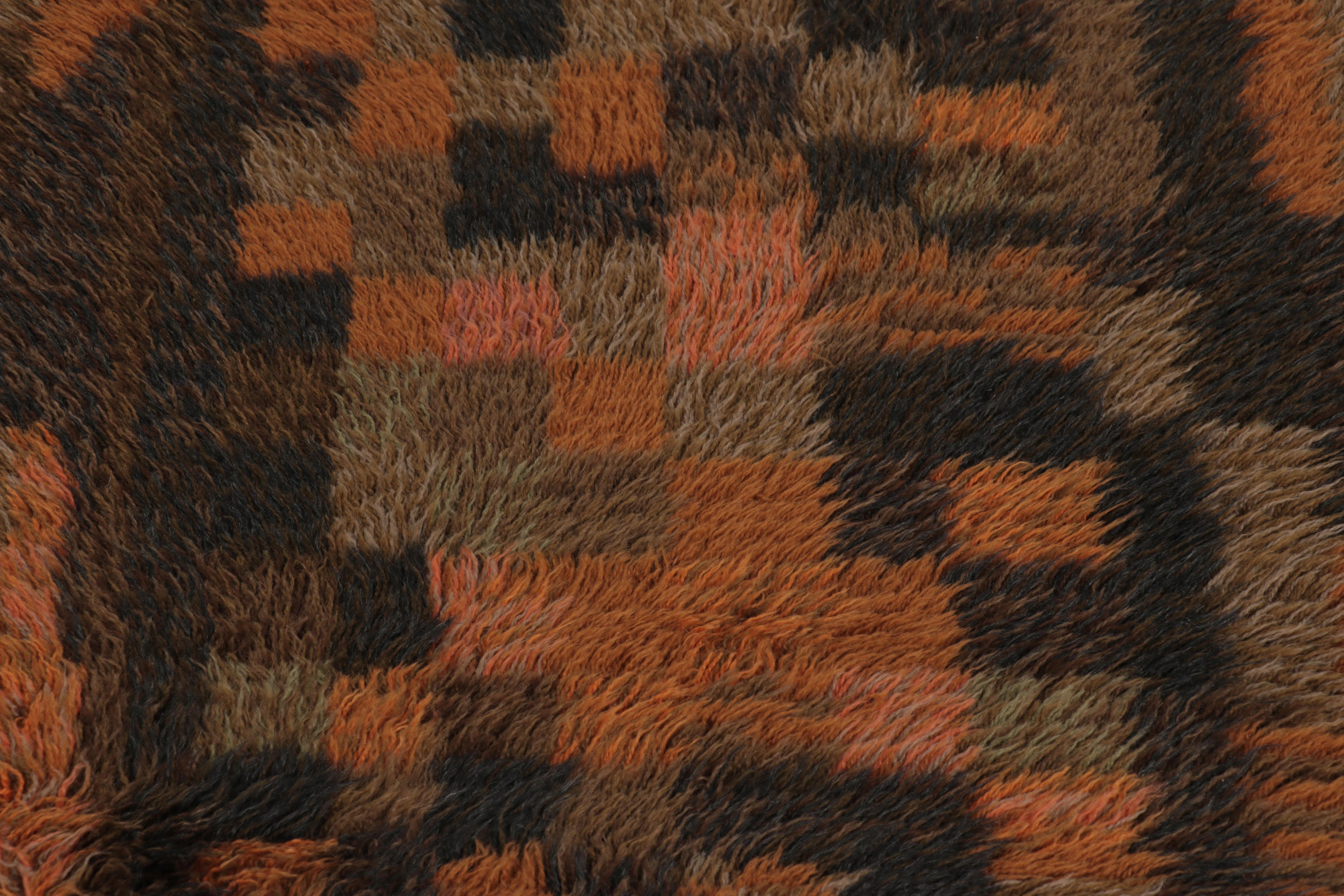 Scandinave moderne Tapis Rya suédois vintage, tons bruns avec damier abstrait - Rug & Kilim en vente