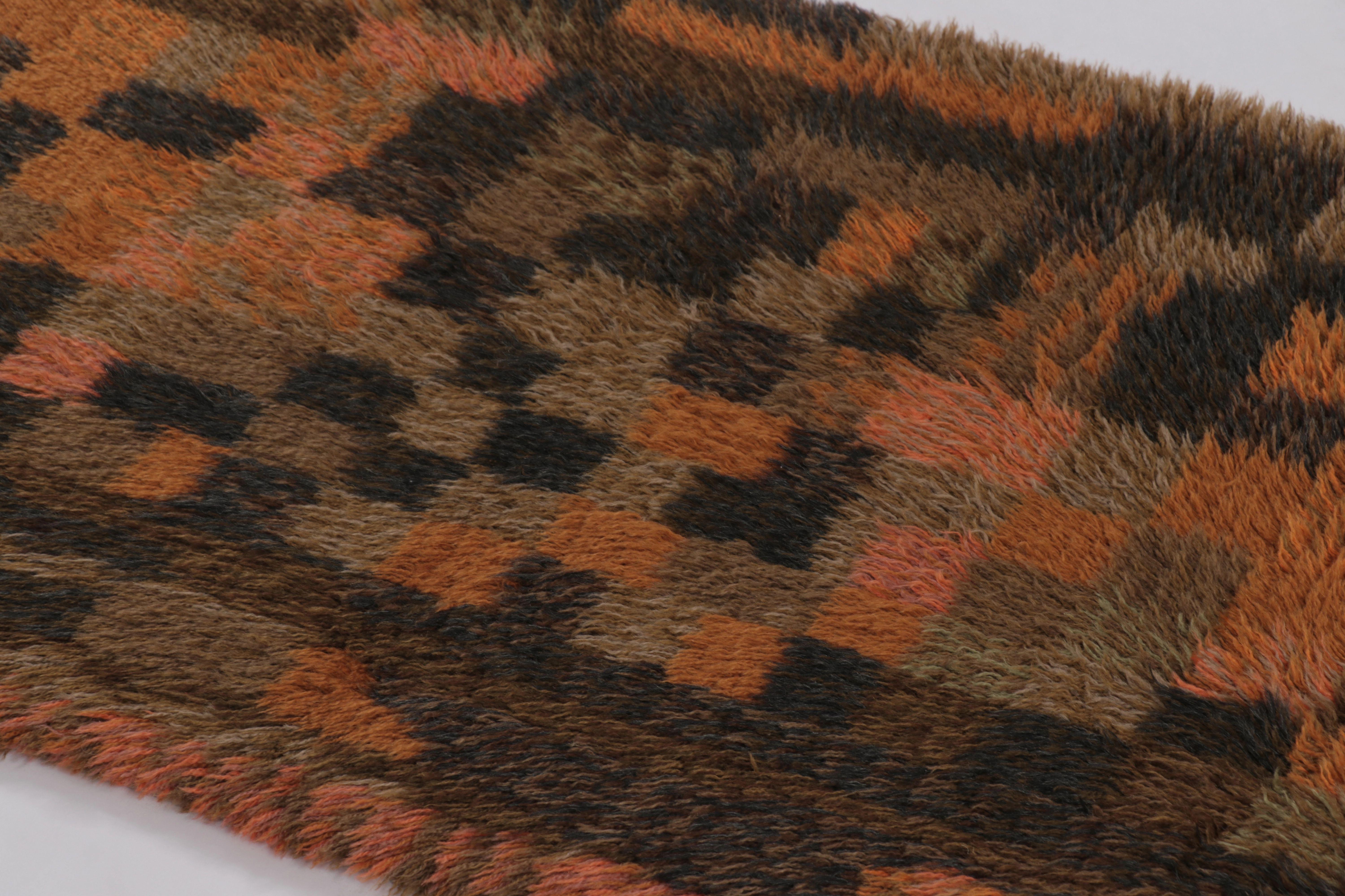 Tapis Rya suédois vintage, tons bruns avec damier abstrait - Rug & Kilim Bon état - En vente à Long Island City, NY