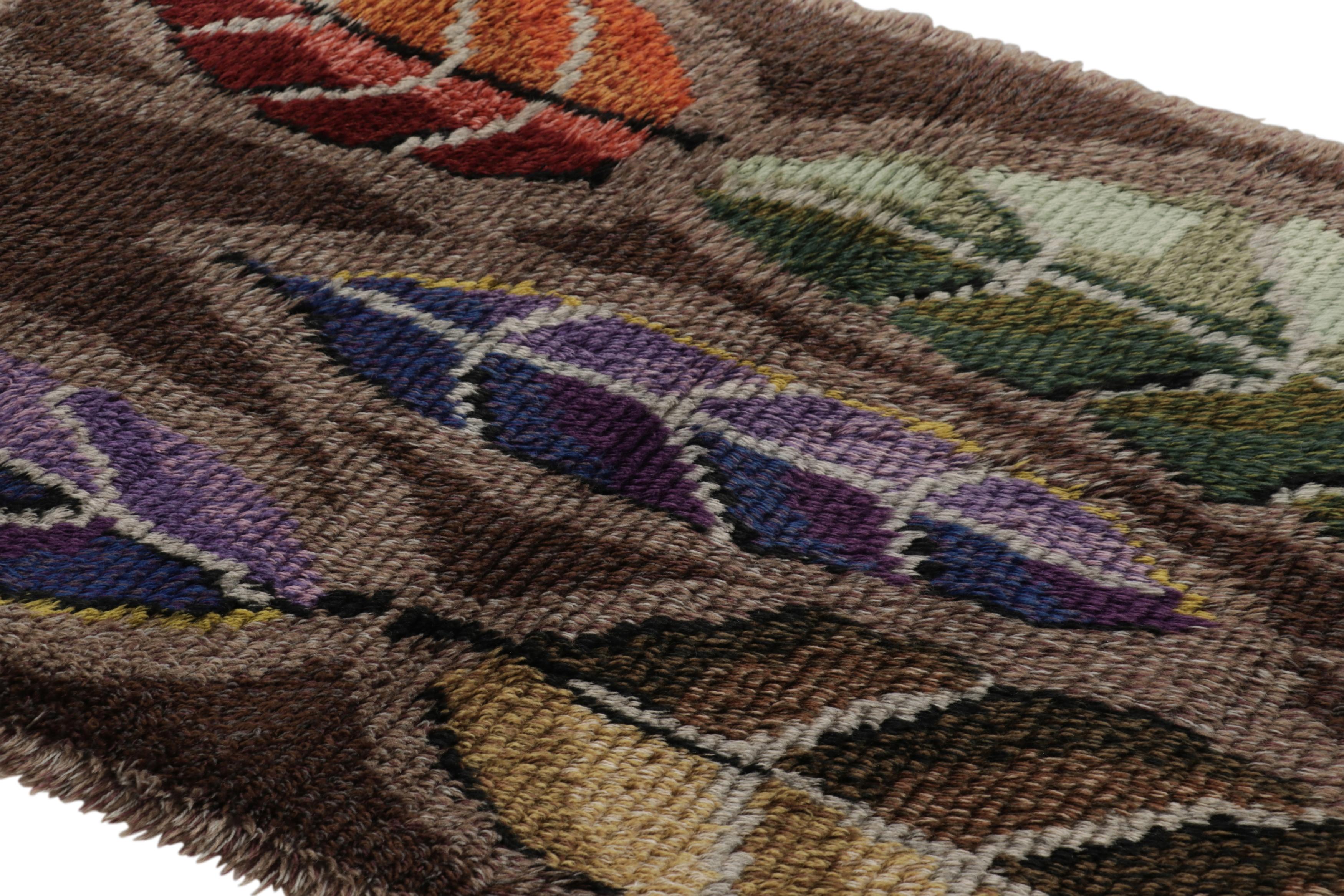 Annodato a mano in lussureggiante lana a pelo alto in Svezia intorno al 1960-1970, questo tappeto vintage Rya svedese 4x6 è una nuova e audace aggiunta alla collezione di tappeti scandinavi di metà secolo di Rug & Kilim, iconici e da collezione, di