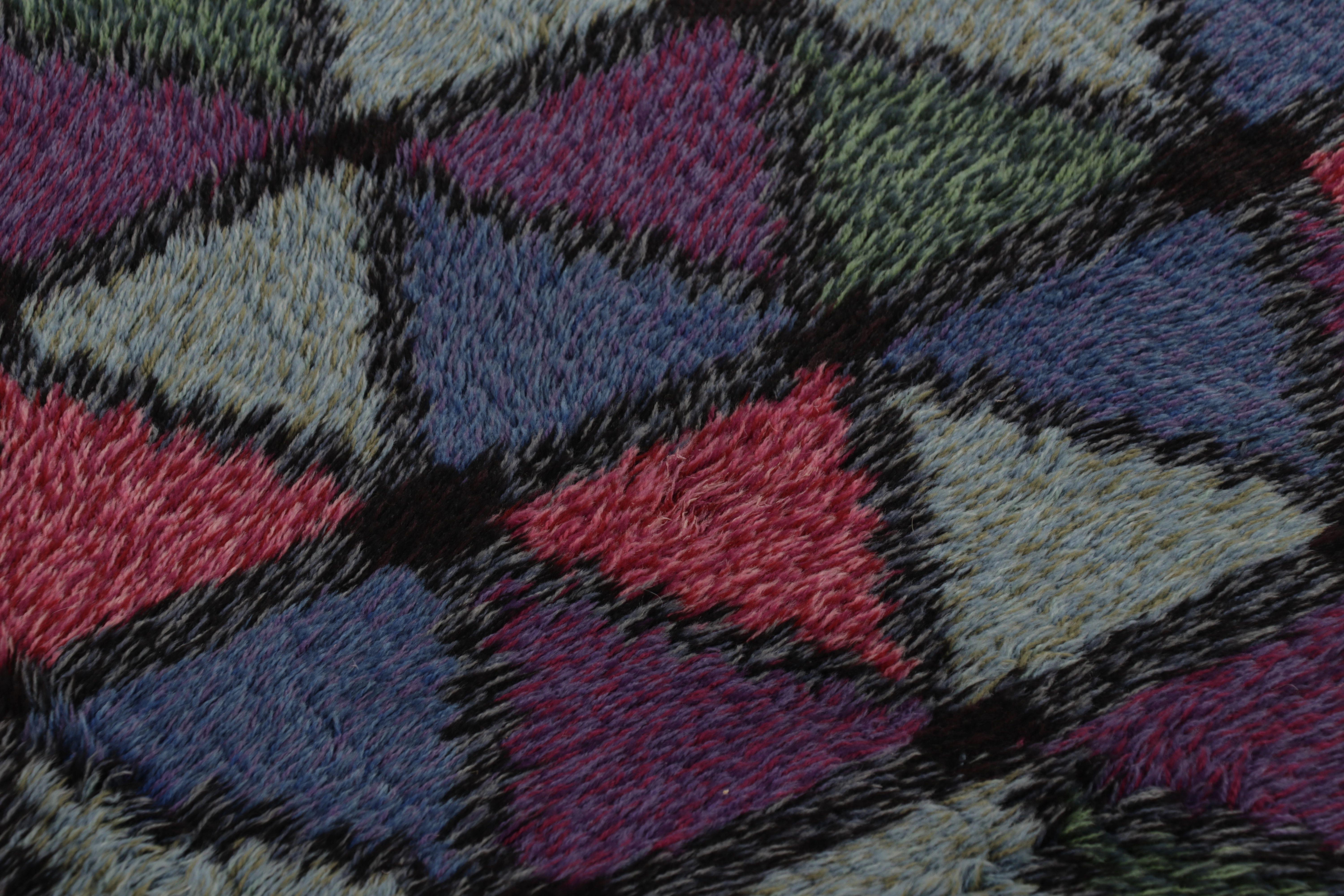  Dieser schwedische Rya-Teppich im 4x6-Format, handgeknüpft aus üppiger, hochfloriger Wolle in Schweden um 1960-1970, ist eine kühne neue Ergänzung der Rug & Kilim-Kuration von ikonischen, sammelwürdigen skandinavischen Teppichen dieser Provenienz