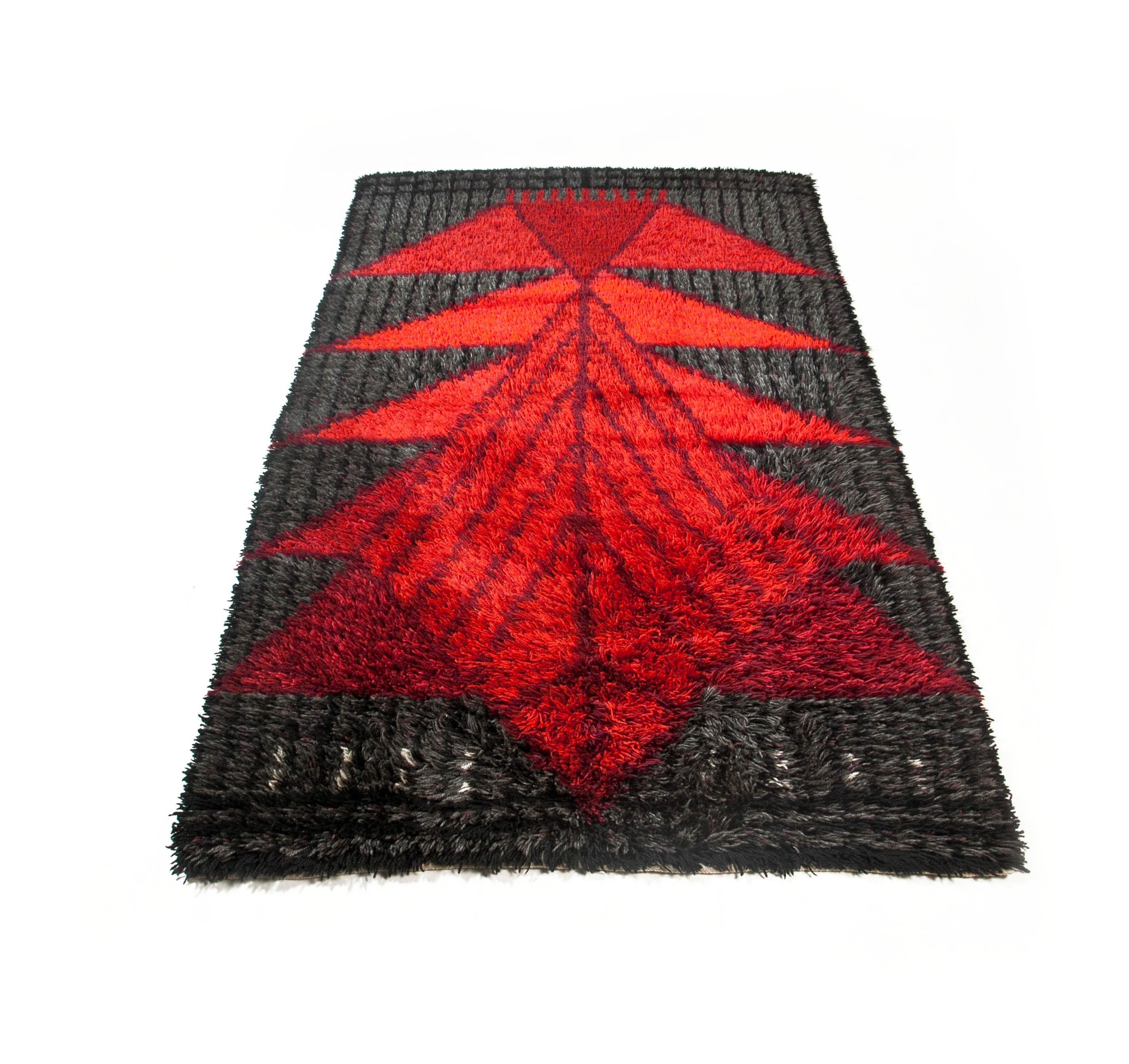 Vintage Swedish rya rug - Dark grey and red patterned - 82